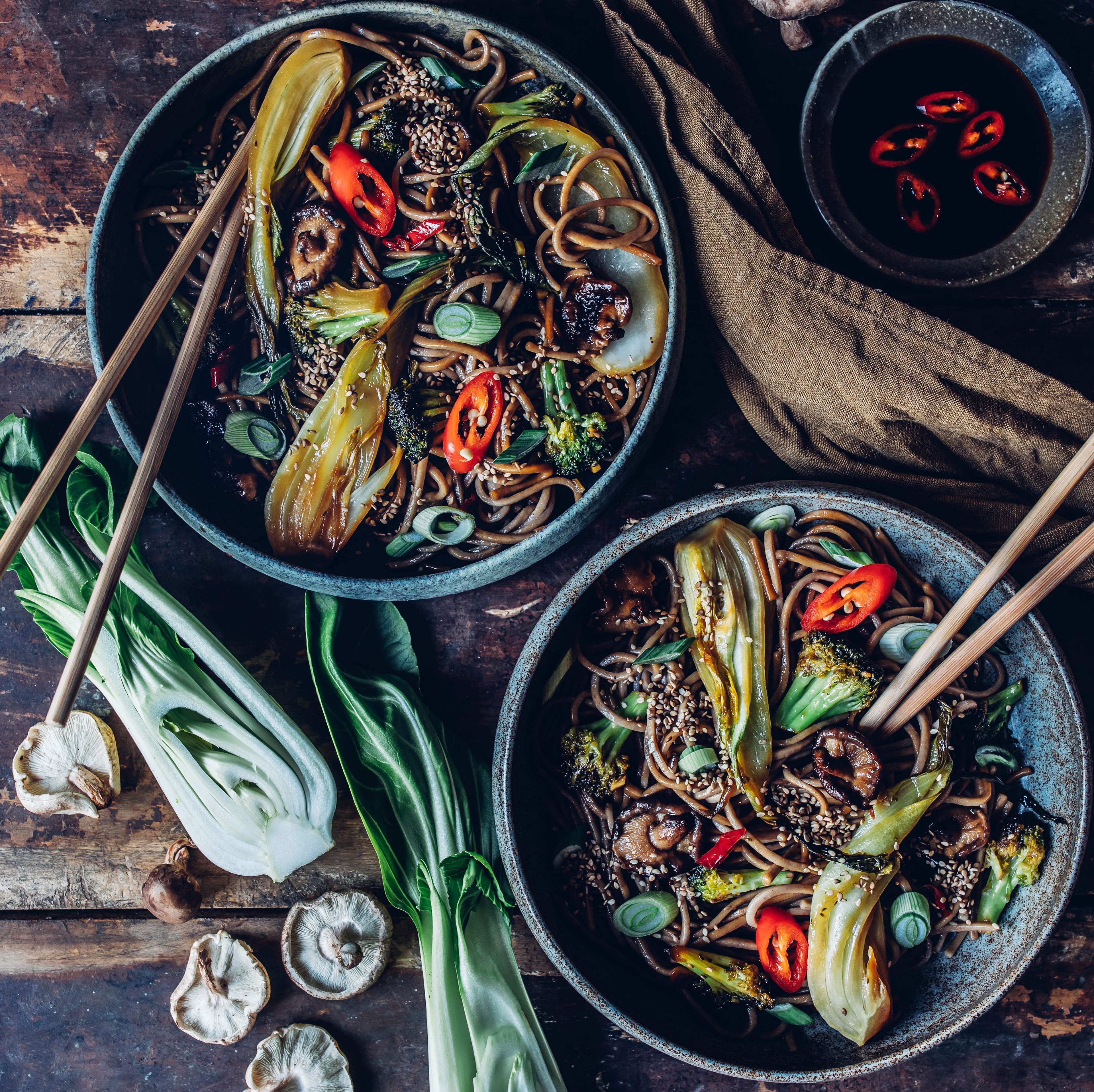 Da Pak-Choi nur dezent nach Kohl schmeckt, kann man ihn in vielerlei Gerichten verwenden. Probieren Sie daher einmal unsere Pak-Choi-Gemüsepfanne mit Sobanudeln.