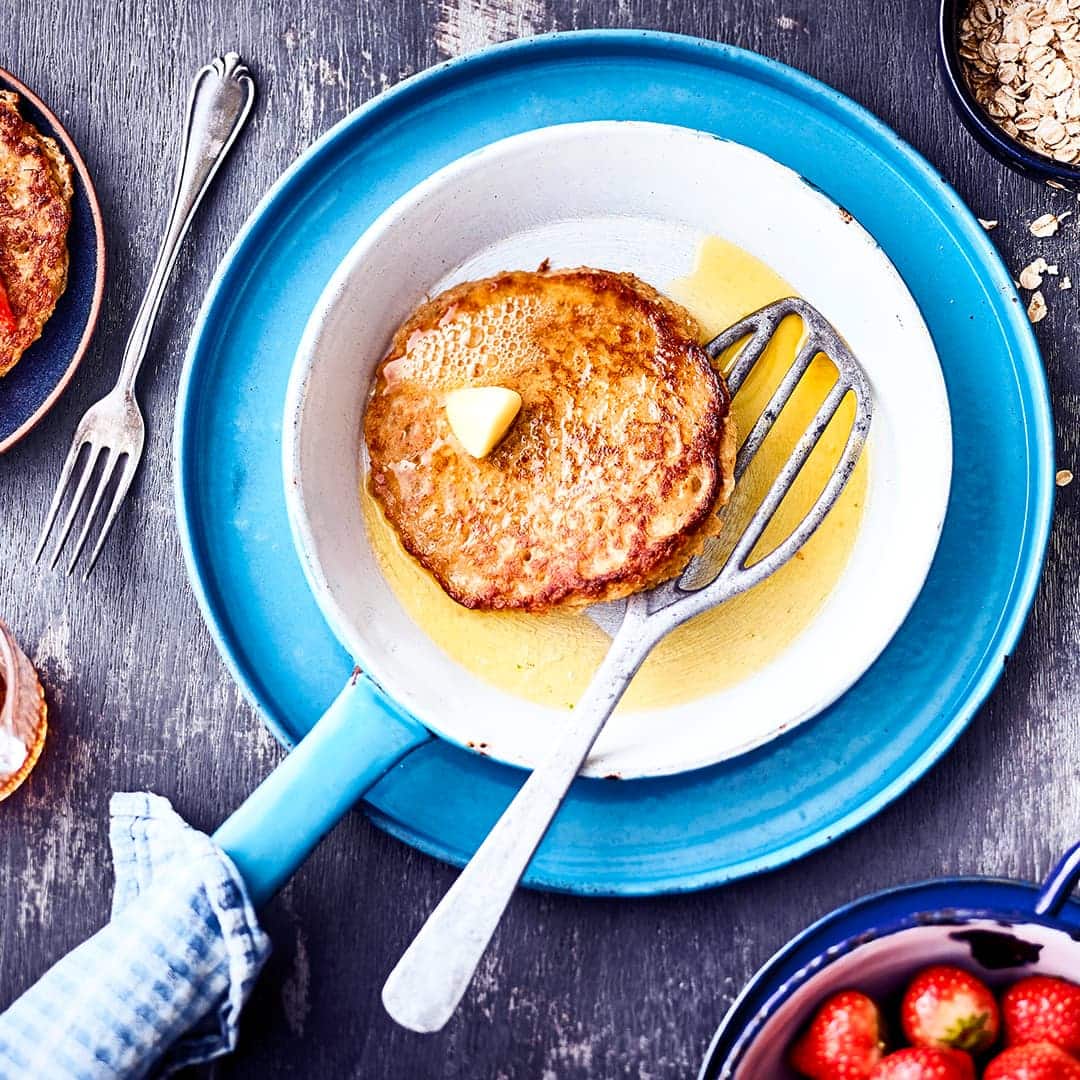 Gesund und lecker und zum Beispiel eine gute Idee für einen gelungenen Start in den Tag: Unser Rezept für selbstgemachte Haferflocken-Pancakes.