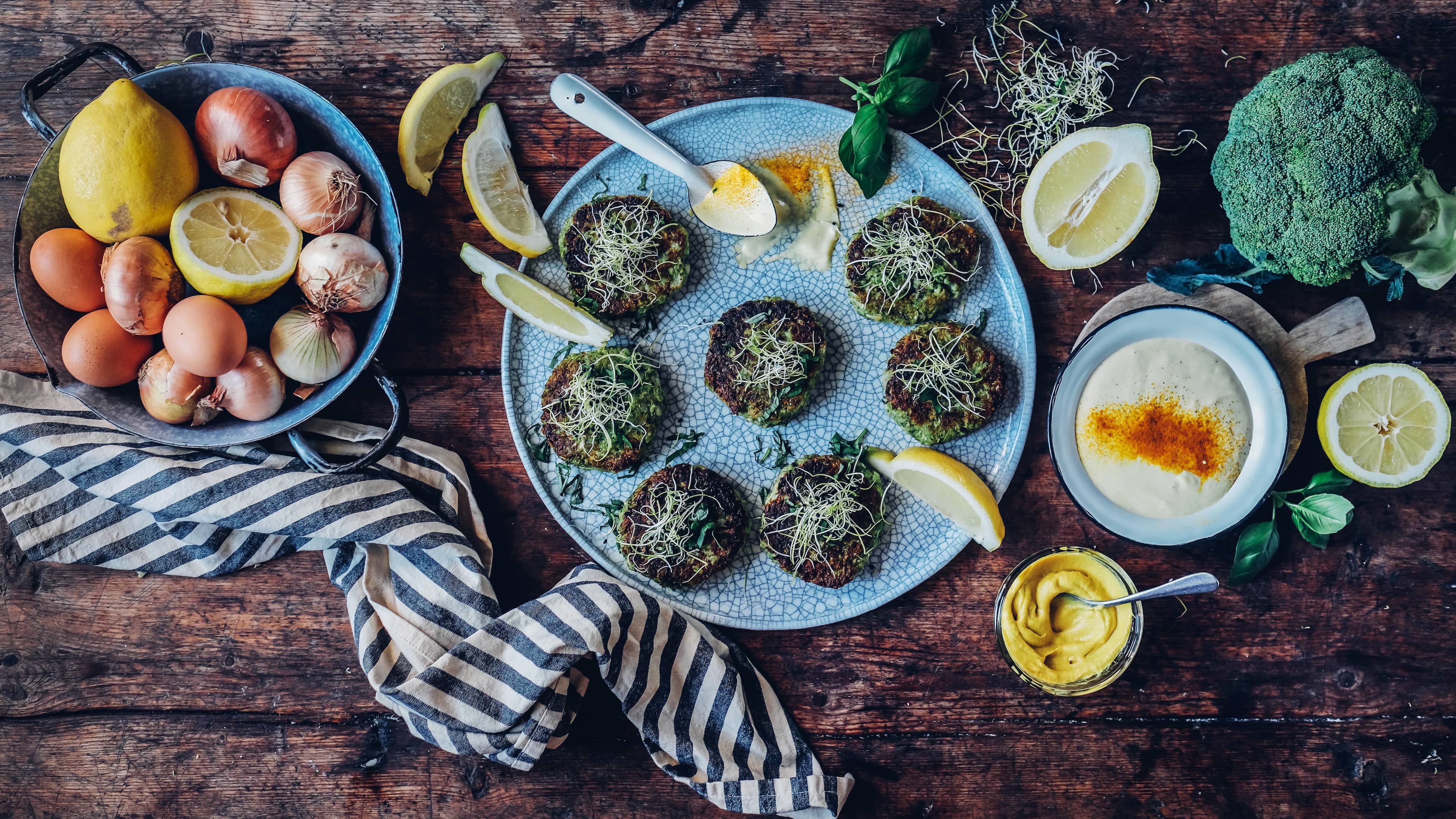 Gemüsefrikadellen Lust auf Frikadellen aber ohne Fleisch? Unsere Gemüsefrikadellen werden aus Brokkoli & Käse hergestellt, sind lecker würzig. Dazu passt ein selbstgemachter Honig-Senf-Dip.