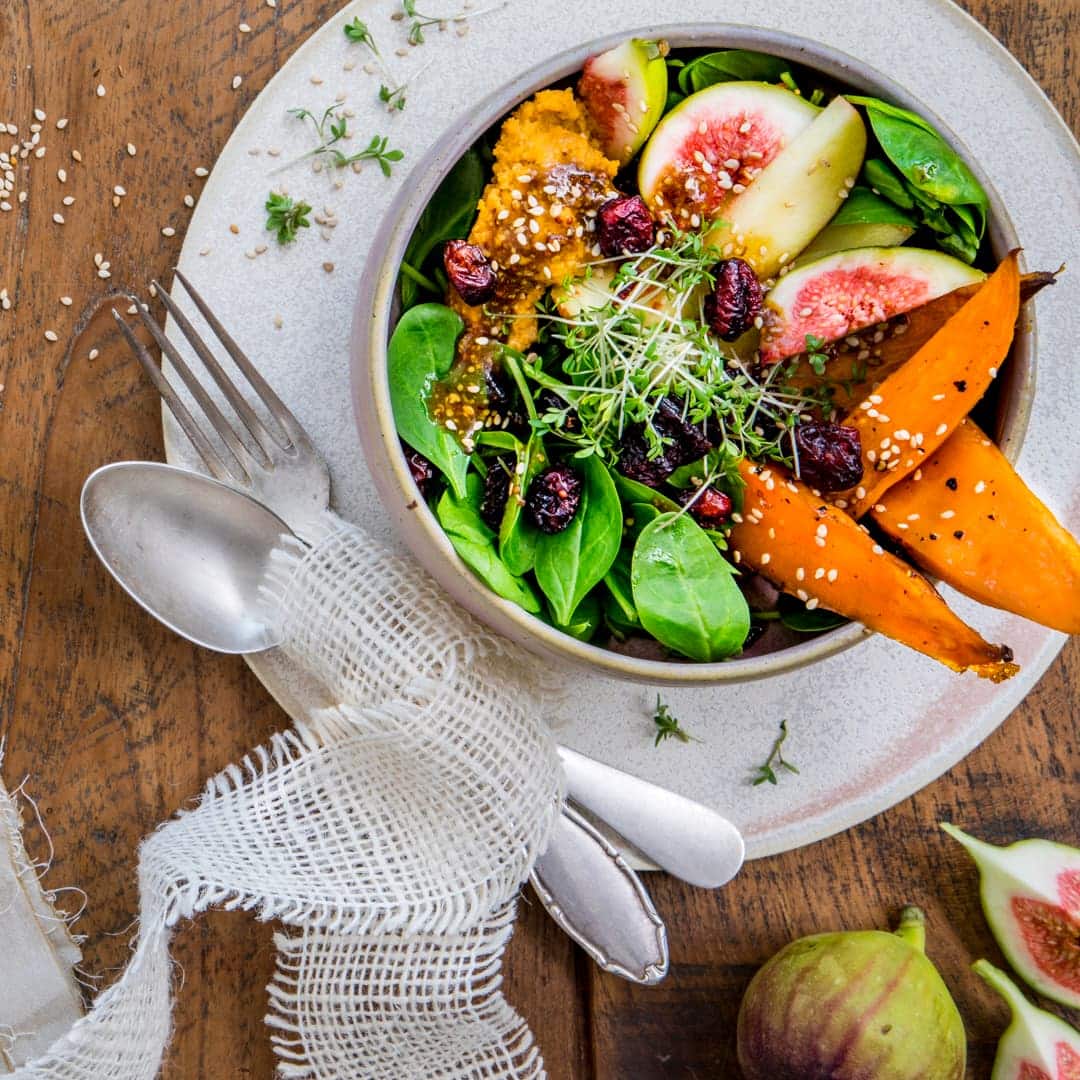 Probieren Sie unser Rezept für einen vegetarischen Süßkartoffel-Salat einmal aus: Als leckere Bowl mit Kichererbsen, frischen Feigen, Äpfeln und Spinat!