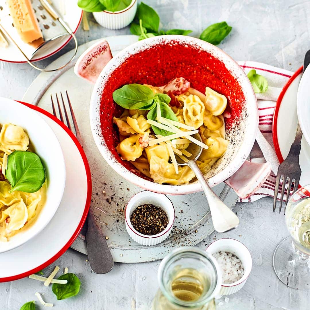 Tortellini alla Panna - ein Klassiker als schneller Mittagstisch oder ein fixes Abendessen aus frischen Tortellini und leckerer Käse-Schinken-Sahne-Soße.