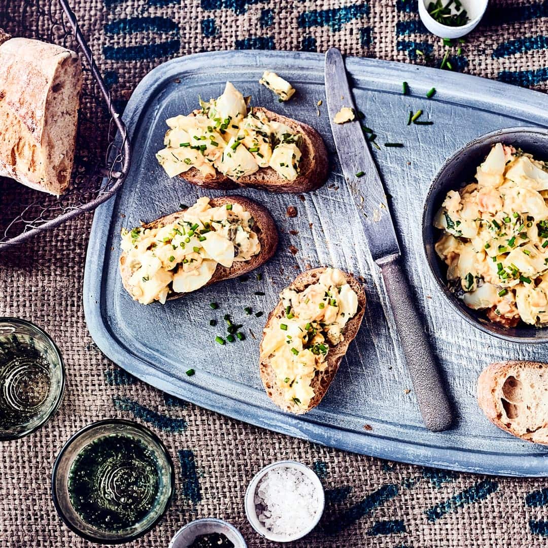 Für einen klassischen Eiersalat braucht es nicht viel, aber ganz wichtig sind frische Eier am besten in Bioqualität. Saure Gurken gehören ebenso dazu wie Mayonnaise. Mit frischem Brot serviert ist Eiersalat einfach nur lecker.