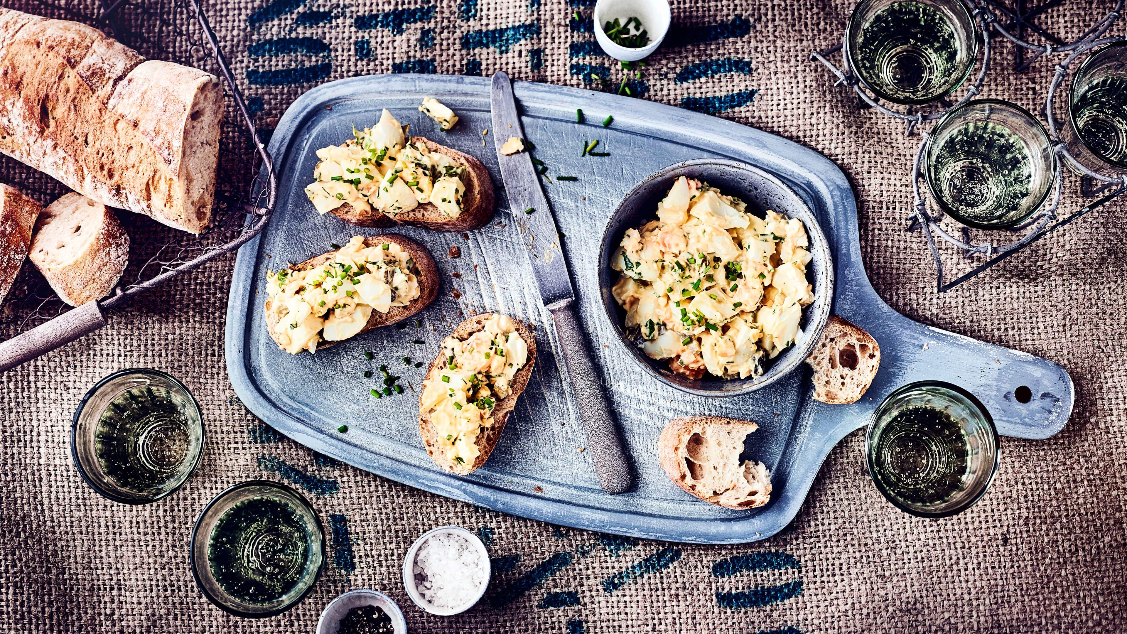 Eiersalat klassisch Für einen klassischen Eiersalat braucht es nicht viel, aber ganz wichtig sind frische Eier am besten in Bioqualität. Saure Gurken gehören ebenso dazu wie Mayonnaise. Mit frischem Brot serviert ist Eiersalat einfach nur lecker.
