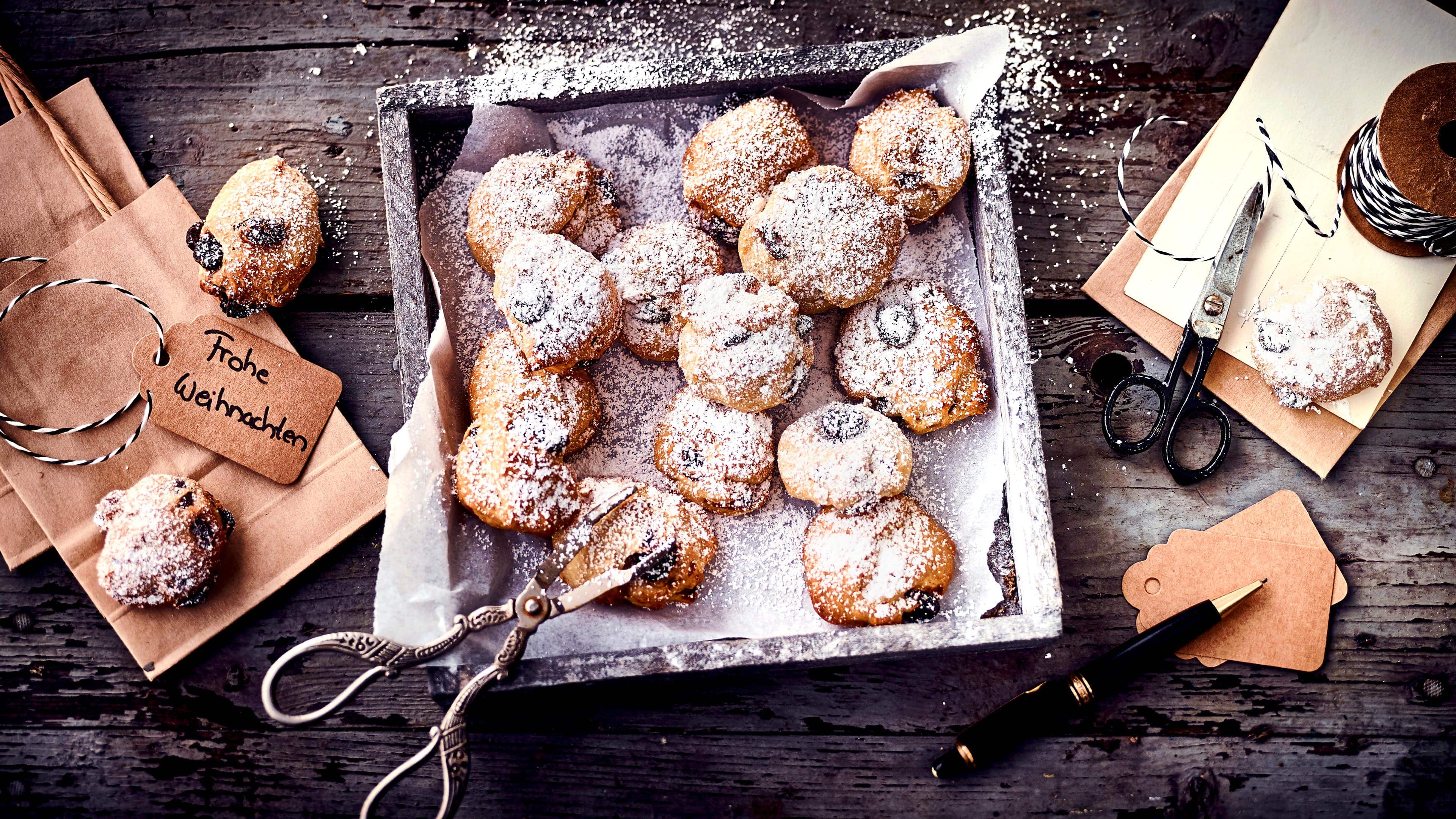 Stollenkonfekt Große Stollenliebe in kleiner Portionsform! Unser Stollenkonfekt ist so lecker, dass sie sicherlich nicht nur eins davon nehmen werden.