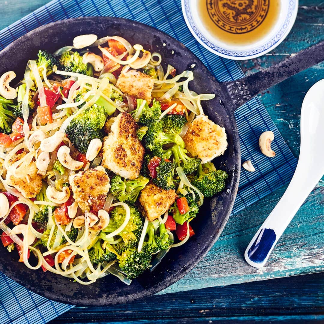 Unser Rezept für eine asiatische Nudelpfanne ist gluten- und laktosefrei: Mit Broccoli, Kabeljau-Filet und Cashewkernen – probieren Sie es gleich mal aus!