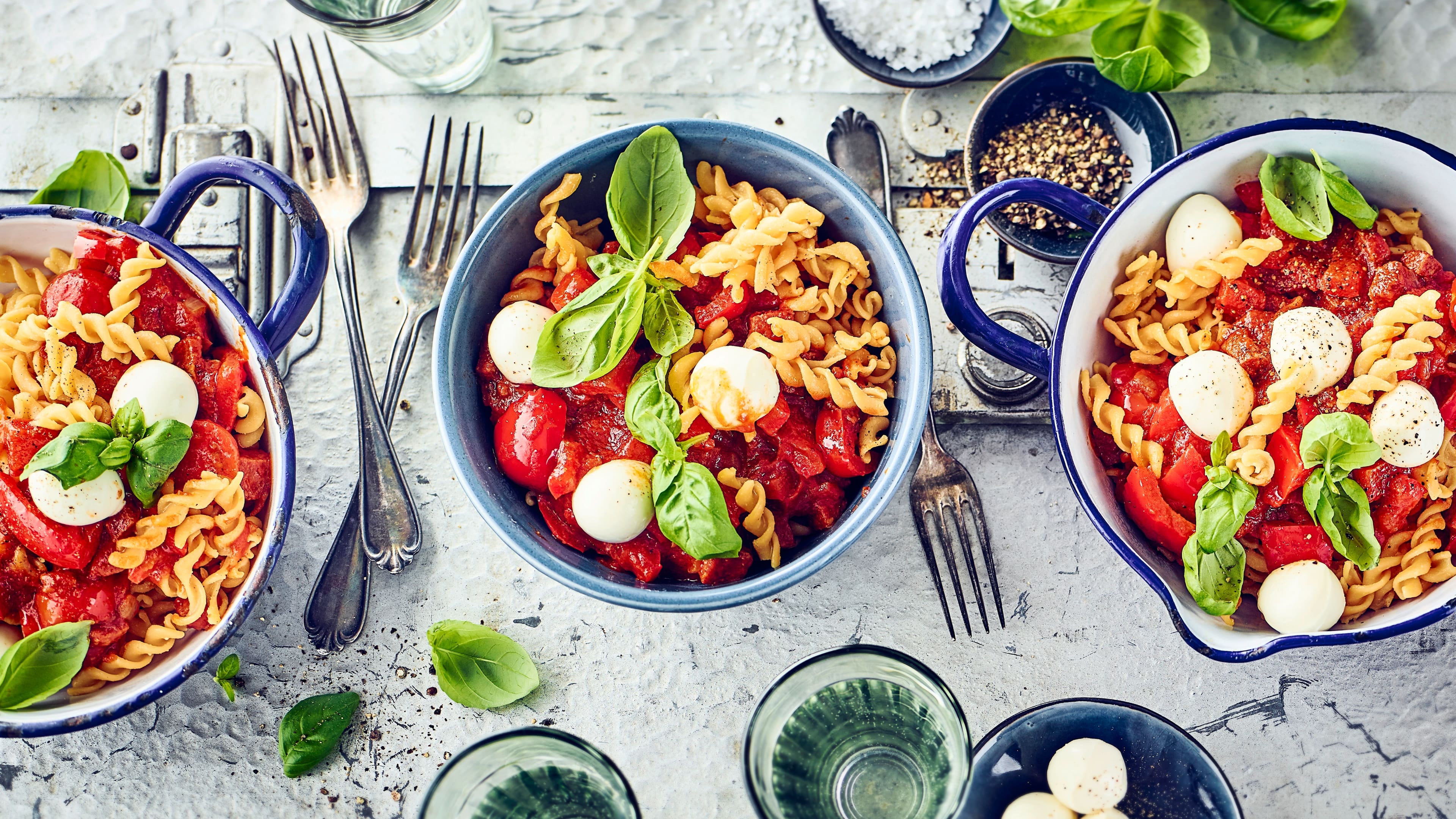 Linsennudeln Nudeln aus Hülstenfrüchten sind eine wirklich leckere Alternative und wir servieren Ihnen die Linsennudeln mit selbstgemachter Arrabiata-Soße und kleinen Mozzarella-Kugeln.