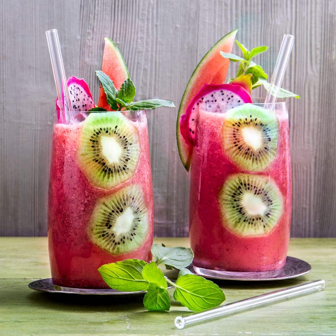 Der Sommerdrink zum Erfrischen: Selbstgemachter Wassermelonen-Smoothie mit Drachenfrucht, Kiwi und Kokoswasser – nicht nur optisch ein Highlight!