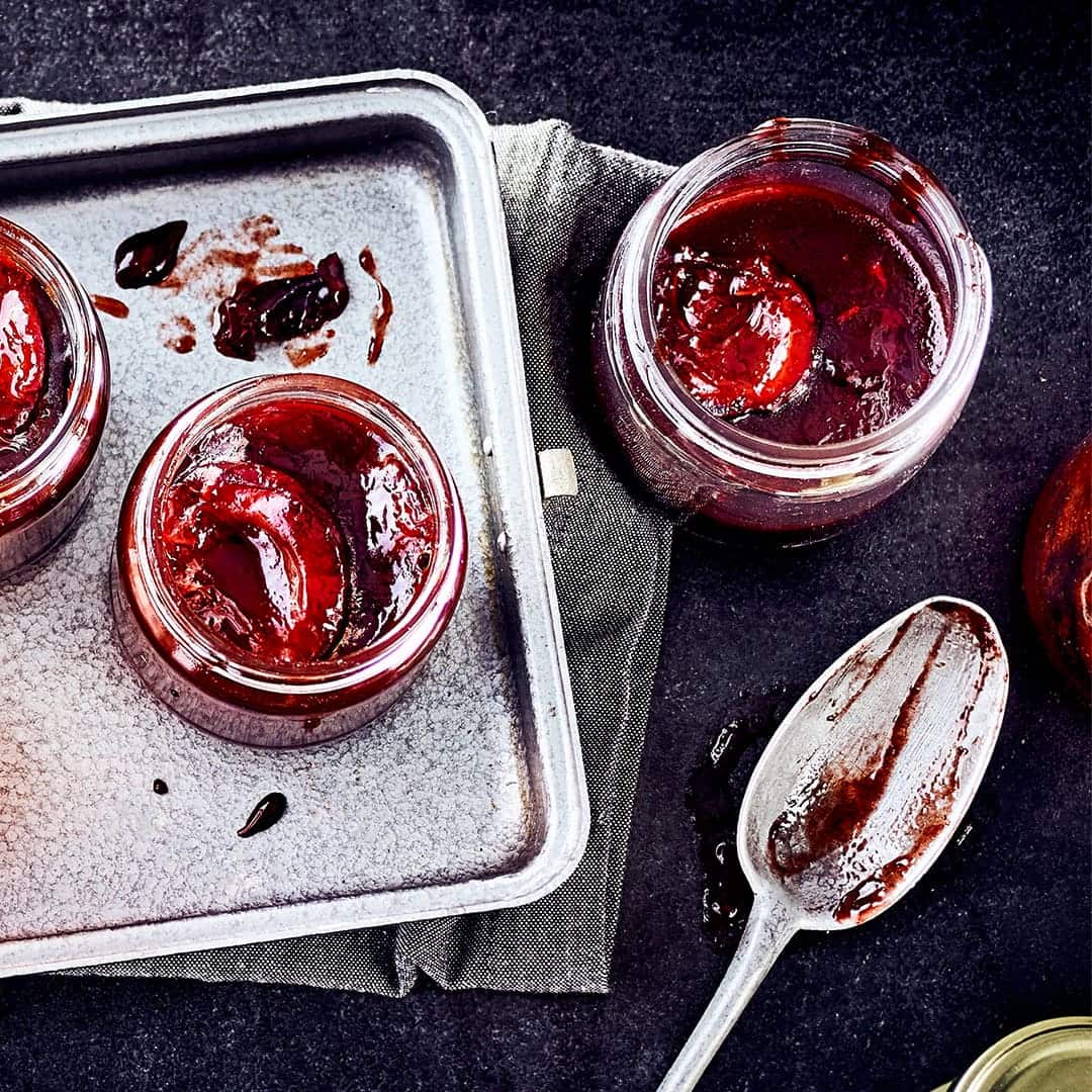 Unser selbstgemachtes Zwetschgenmus eignet sich hervorragend als Brotaufstrich, zu Weich- und Schimmelkäse oder als Füllung in Fleischgerichten und Desserts.