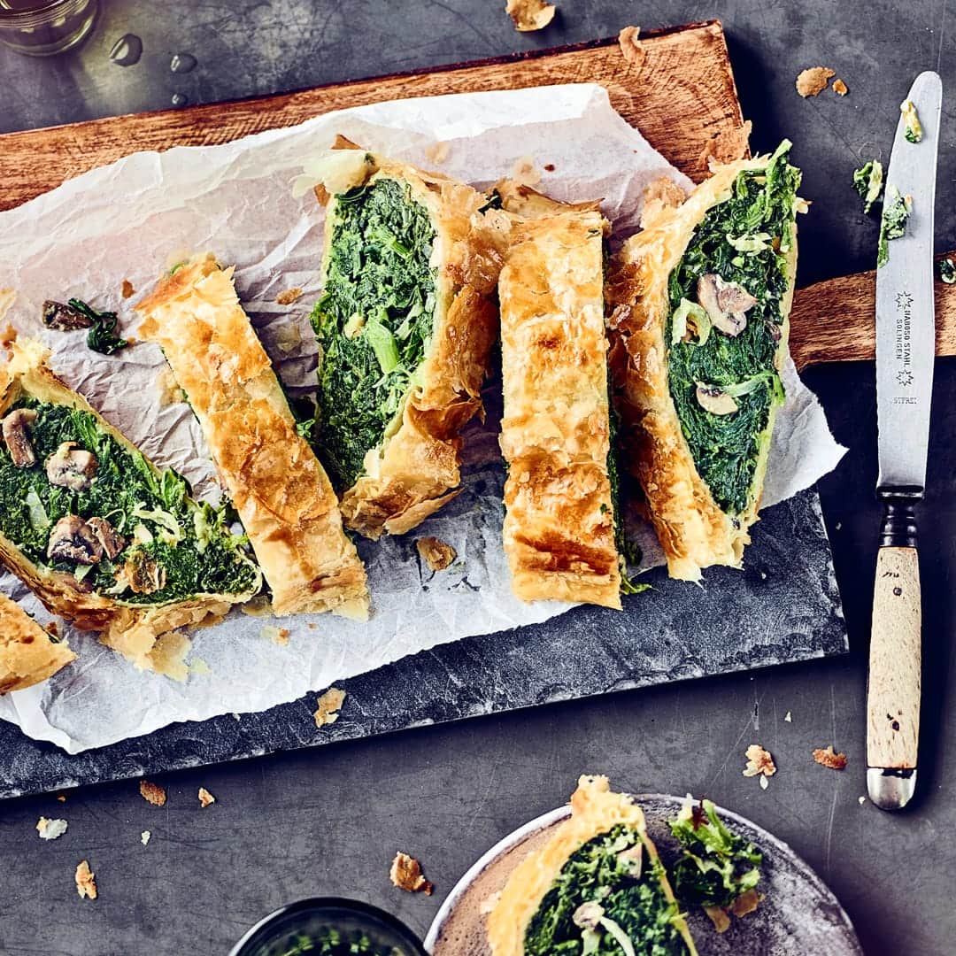 Eine köstliche Kombination aus Blätterteig, 2erlei Gemüse und Ziegenkäse: Unser Rezept für einen Gemüsestrudel aus dem Backofen ist schnell und einfach zubereitet und schmeckt lecker würzig.