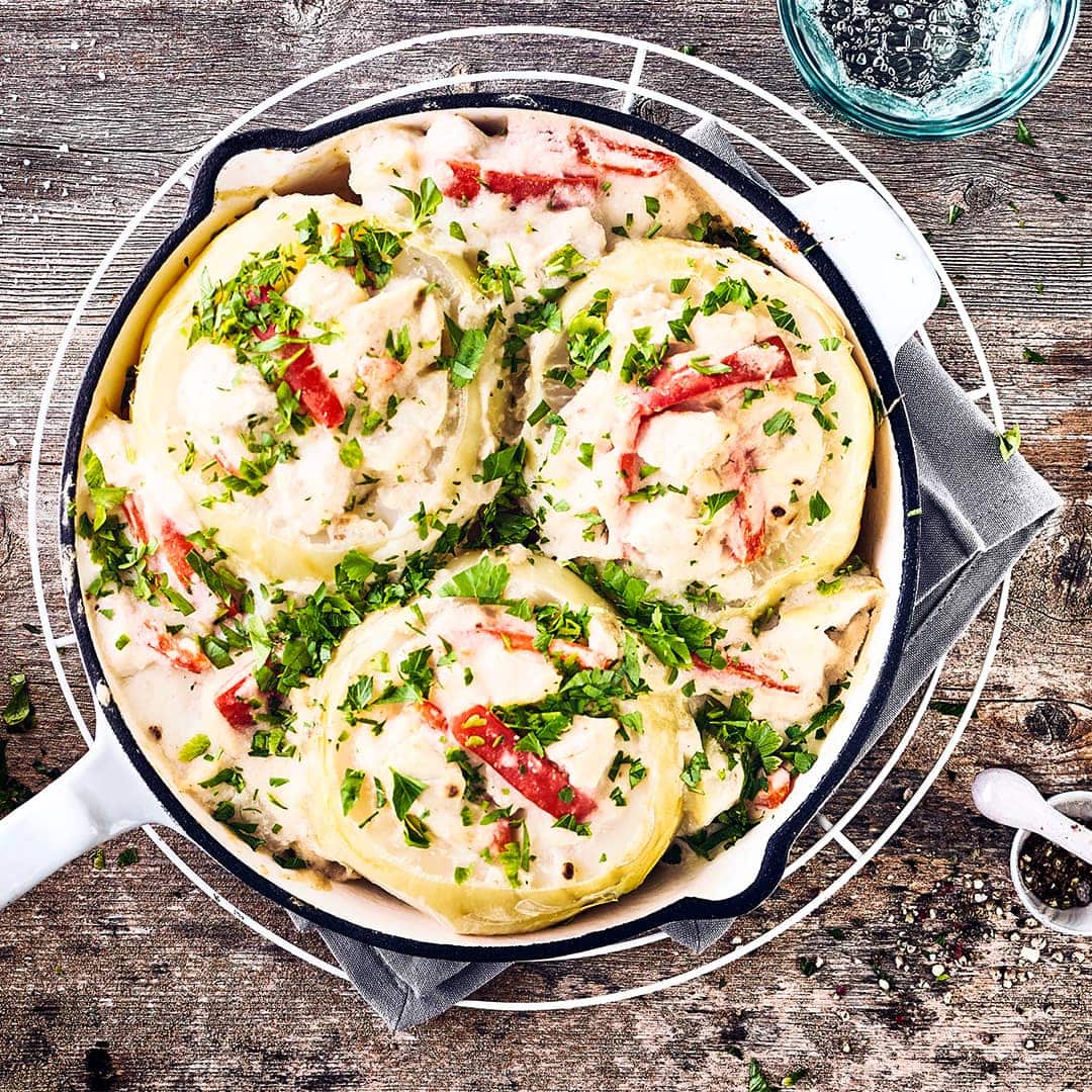 Höhlen Sie Kohlrabi aus und füllen Sie diese mit frischen Schalotten oder saftigem Hähnchenbrustfilet – unser Rezept zeigt, wie das gefüllte Gemüse gelingt.