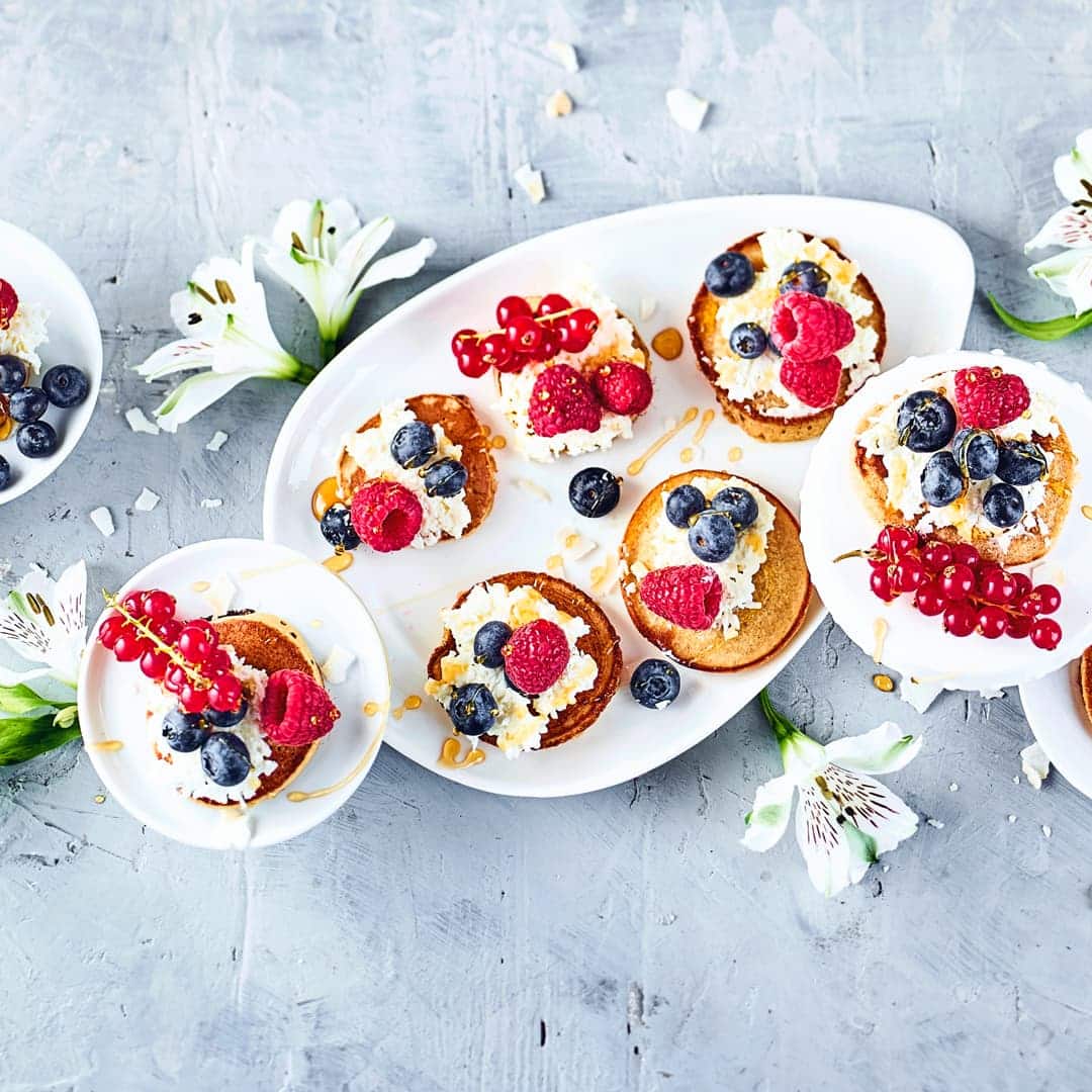 Unser Rezept für Blini mit Beeren ist gluten- und laktosefrei: Mit Buchweizenmehl, Kokosmilch, Reisdrink und Rapsöl – probieren Sie es gleich aus!