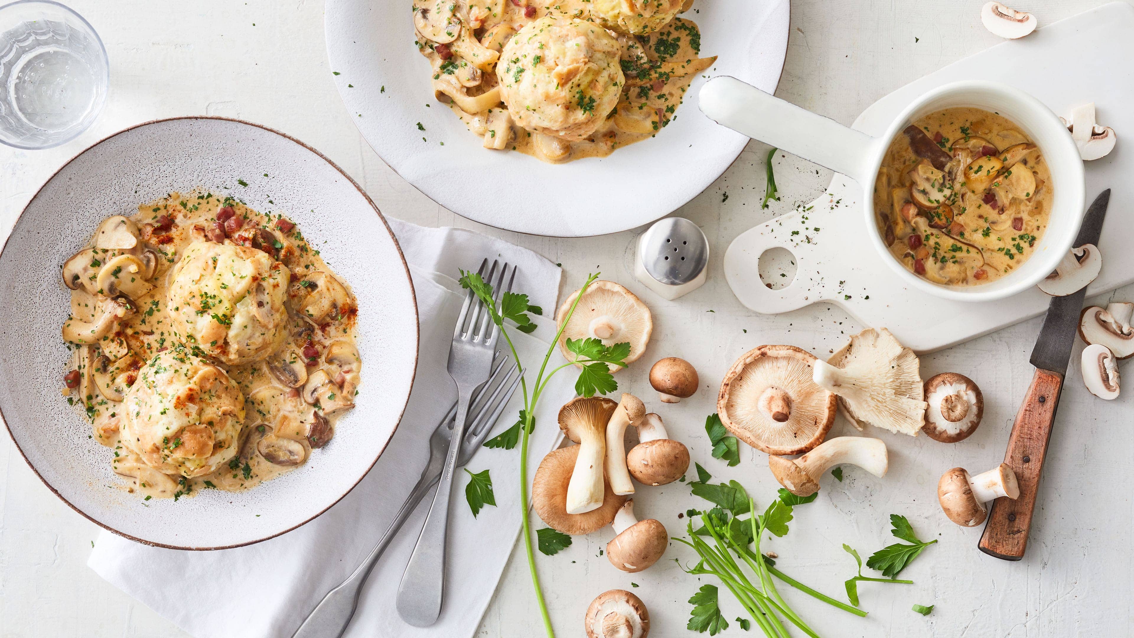 Semmelknödel mit Speck-Rahmpilzen Semmelknödel mit Speck-Rahmpilzen