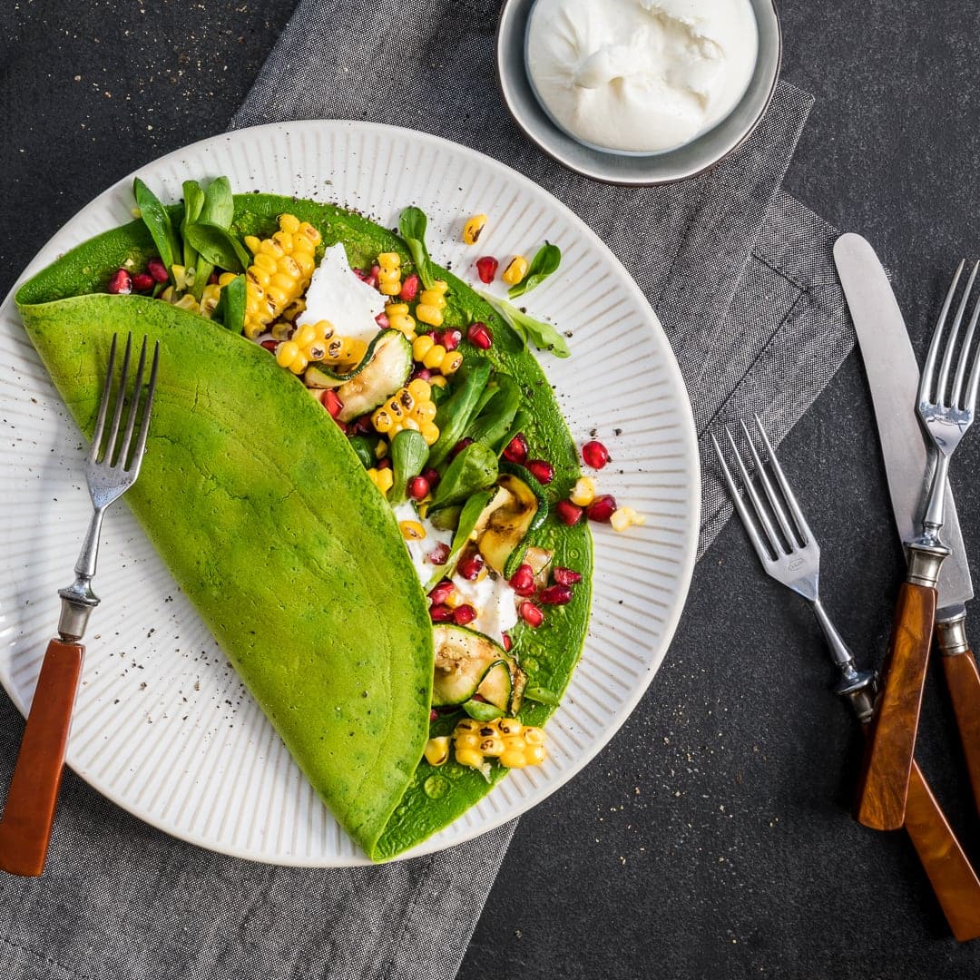 Selbstgemachte Spinat Crêpes mit Grillgemüse und Feldsalat und frischem Burrata sind nicht nur optisch ein Highligt: Sie schmecken auch noch herzhaft frisch.