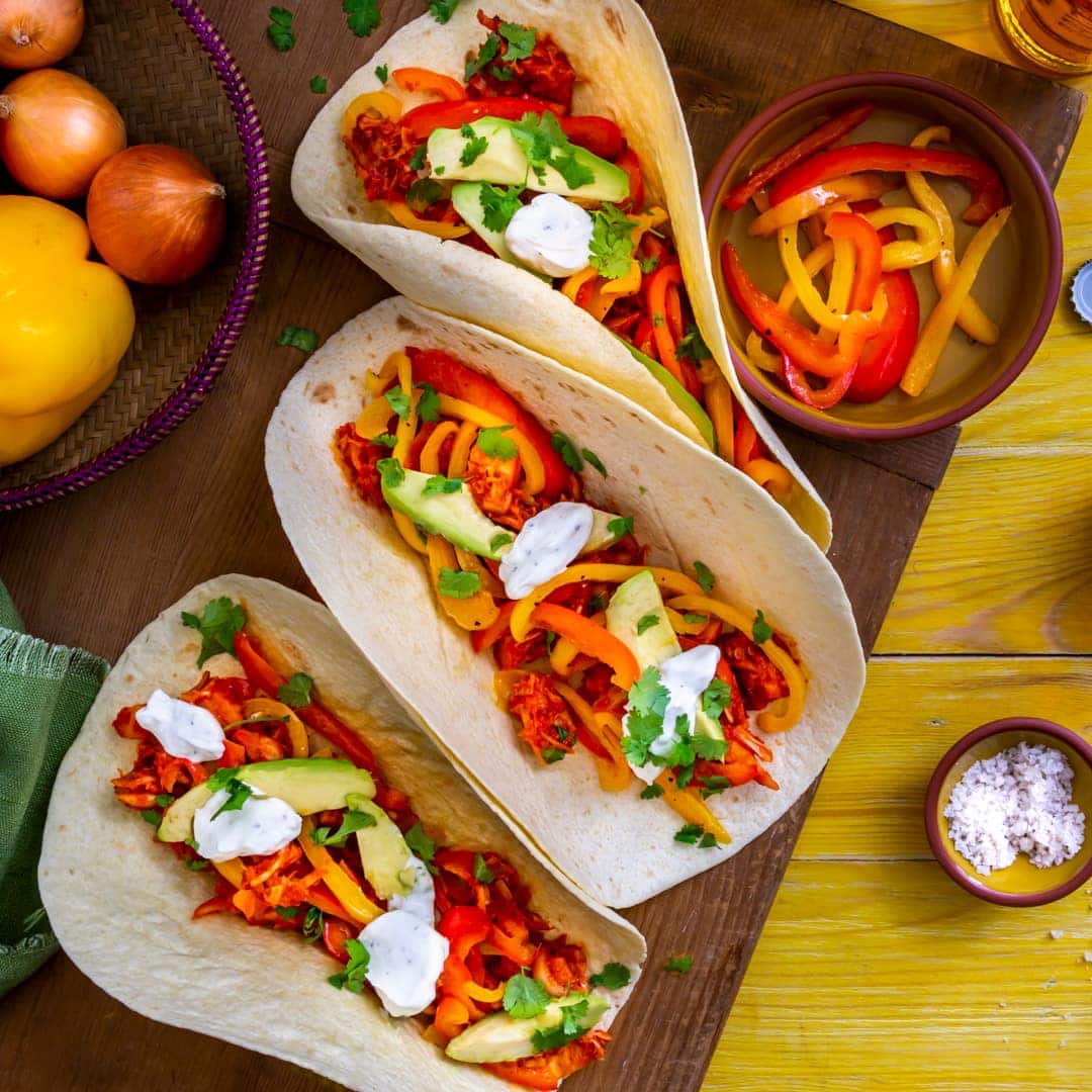 In der Originalversion mit Rindfleisch, aber vegetarisch genauso lecker: Unser Rezept für vegetarische Fajitas mit Jackfruit.