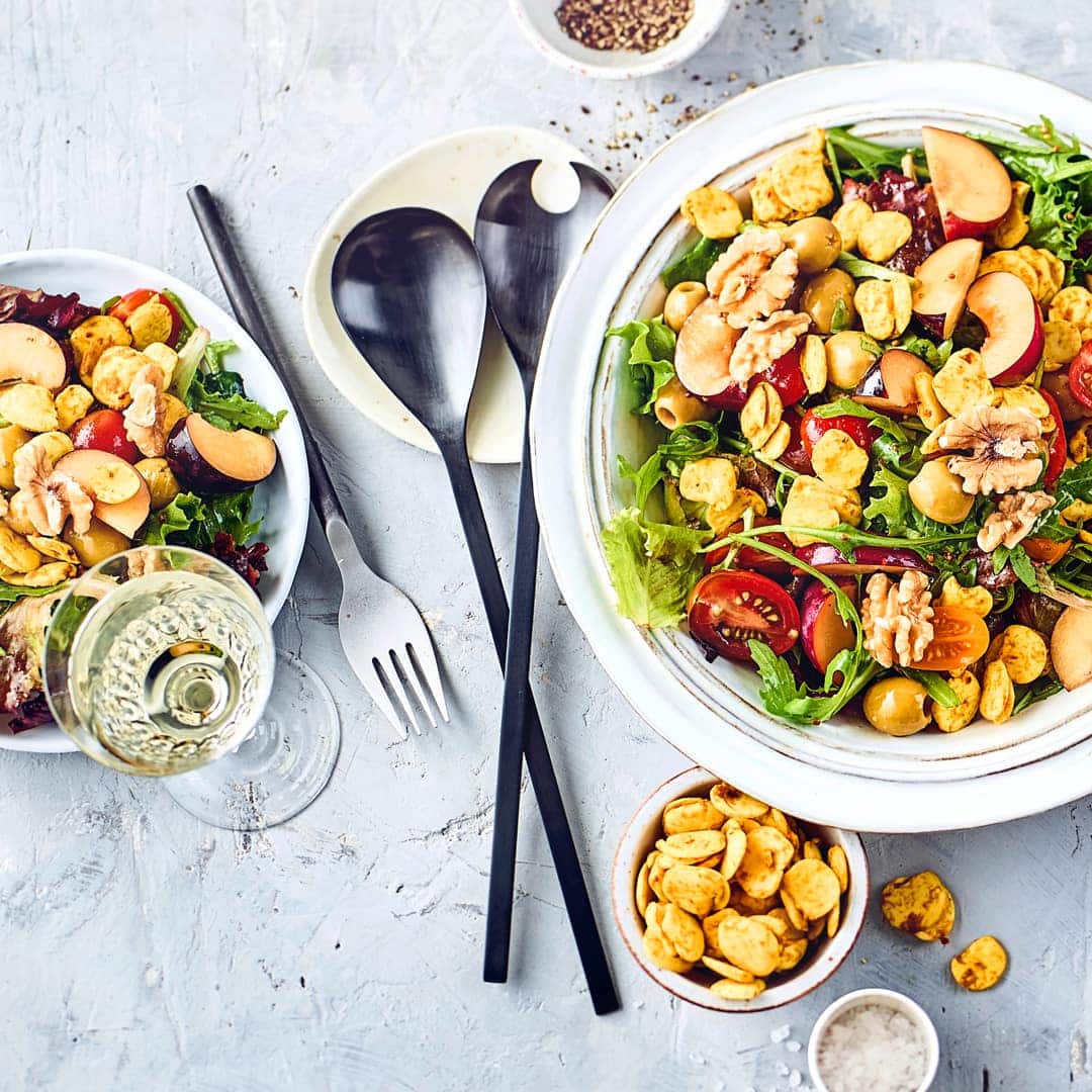 Noch relativ unbekannt aber besonders verträglich sind Lupinenkerne. Wir servieren sie im Salat mit Pflaumen, Cherrytomaten und einer selbstgemachten Honig-Vinaigrette.