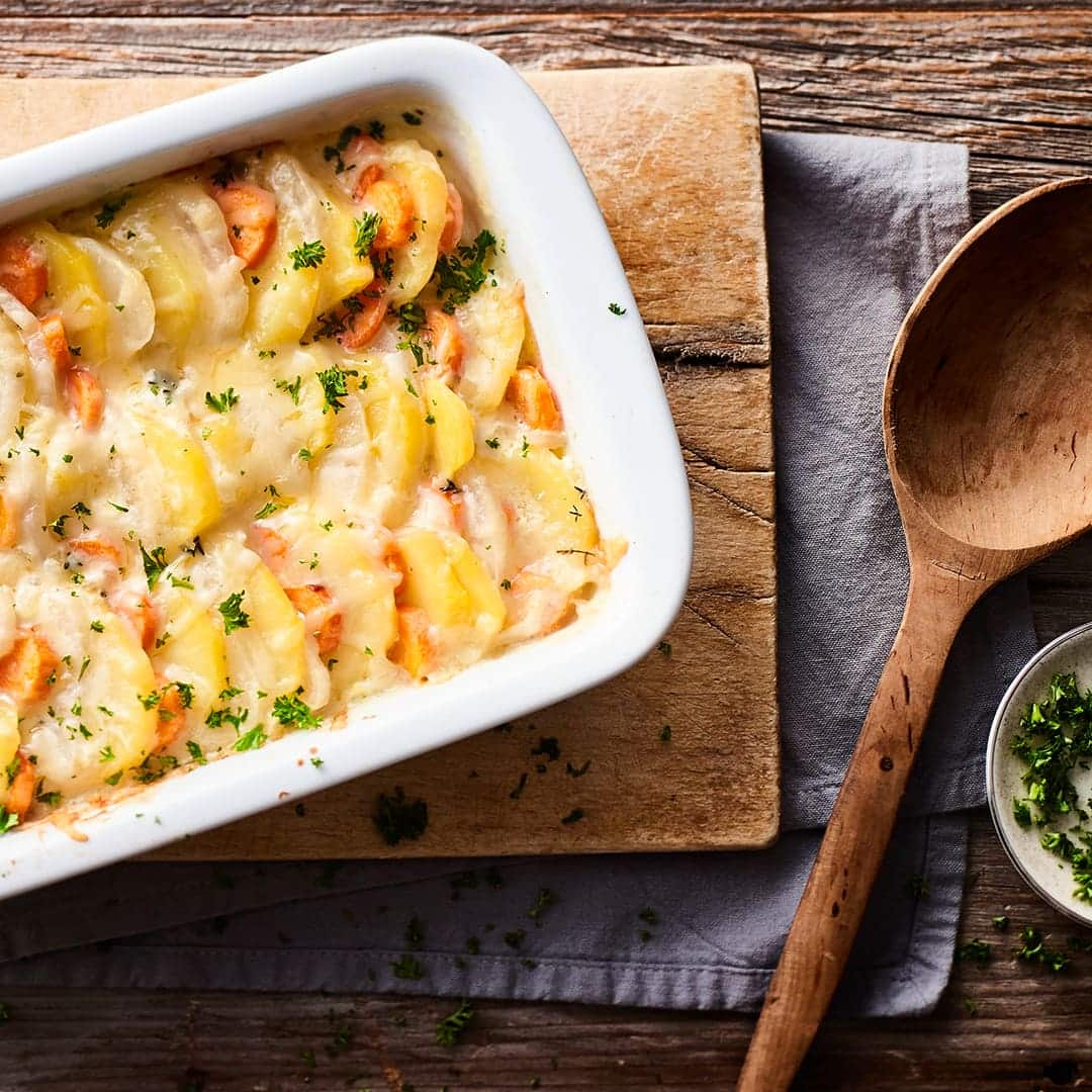 Sie heißen zwar Mairübchen, haben aber von April bis Juni Saison. Genug Zeit also, um einmal unser leckeres Mairübchen-Auflauf-Rezept auszuprobieren.