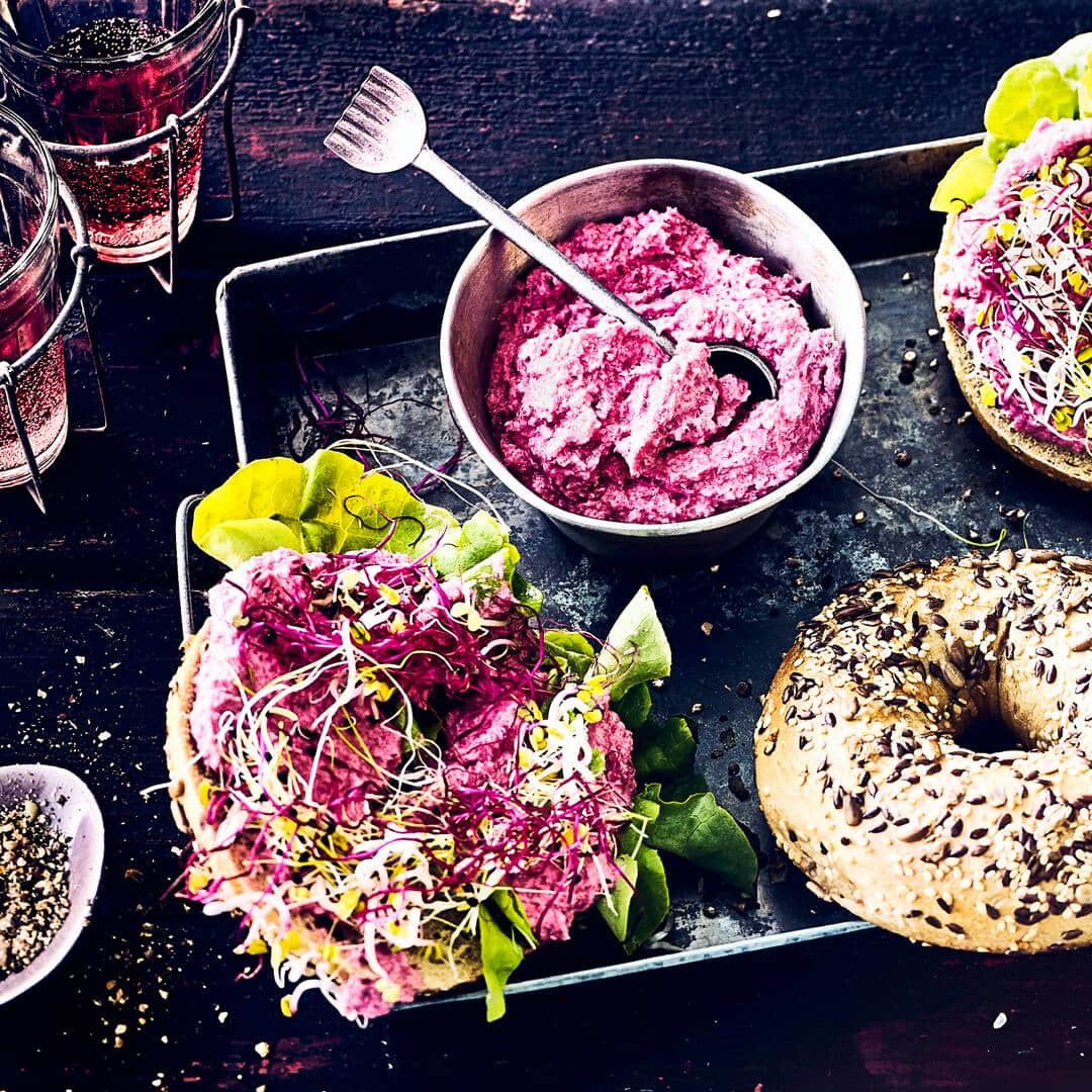 Schneller Rote Bete-Meerrettich-Dip mit Apfel. Ganz einfach selbermachen und zur nächsten Feier mitbringen. Schmeckt garantiert!