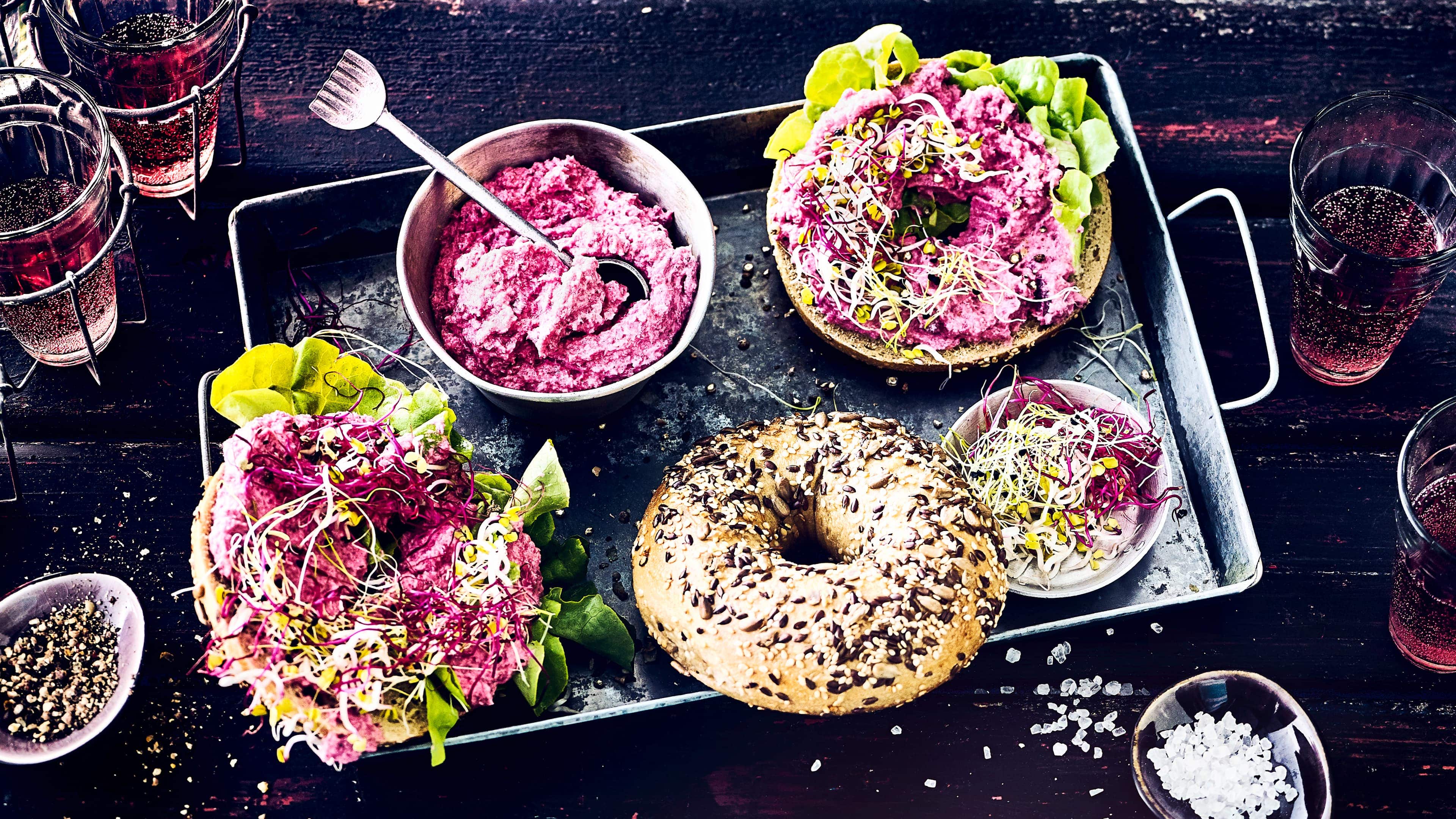 Rote Bete-Meerrettich-Dip Schneller Rote Bete-Meerrettich-Dip mit Apfel. Ganz einfach selbermachen und zur nächsten Feier mitbringen. Schmeckt garantiert!