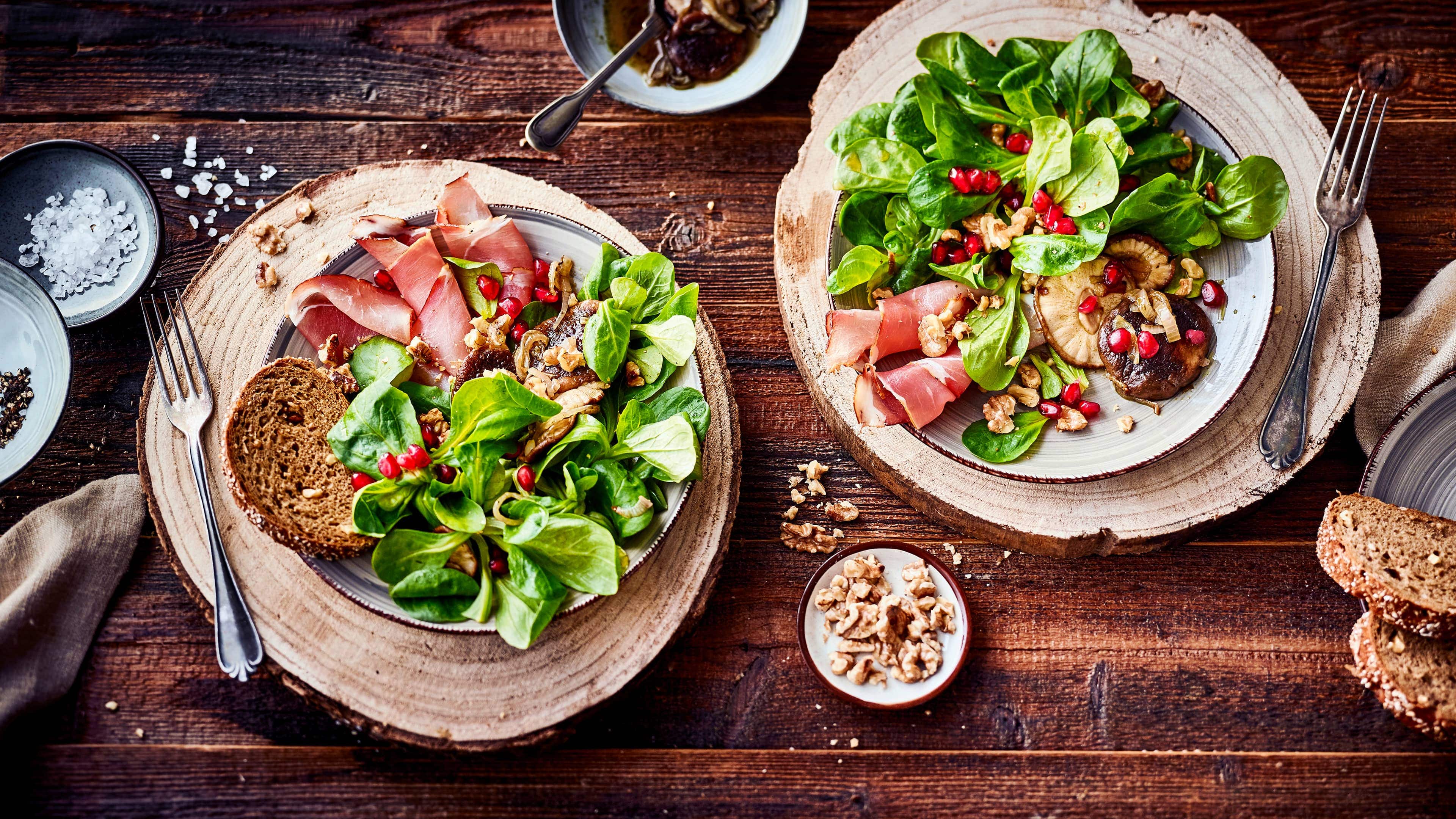 Feldsalat mit Schinken Als leichter Snack oder Vorspeise: Probieren Sie unseren Feldsalat mit Räucherschinken, Walnüssen und Shiitake-Pilzen, garniert mit Granatapfelkernen!