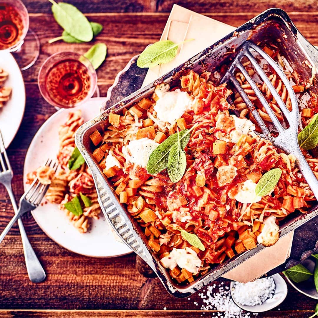 Bereiten Sie mit unserem Nudelgratin-Rezept einen leckeren Nudelauflauf mit Süßkartoffeln zu. Garniert wird er mit Ziegenfrischkäse.