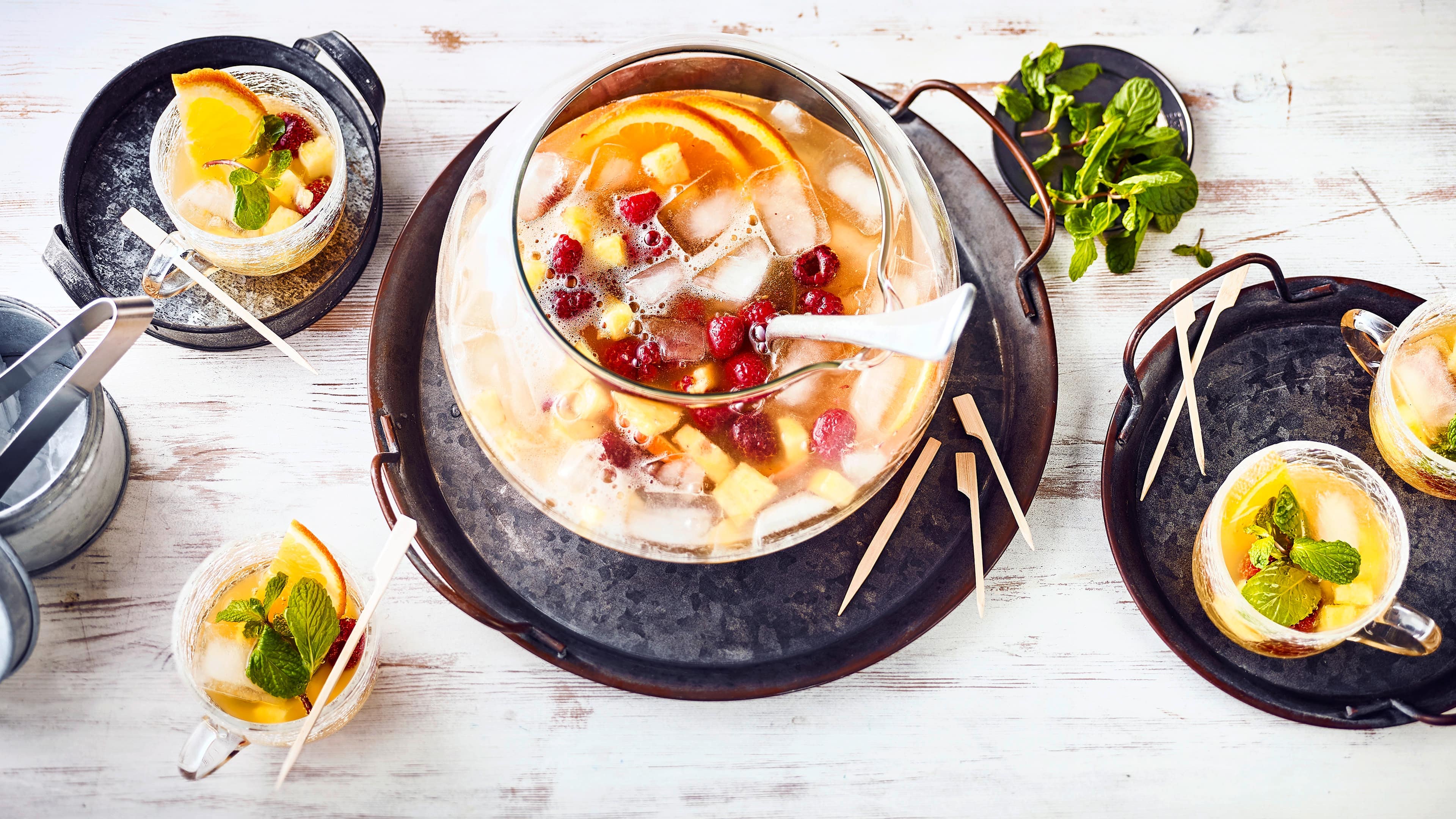 Sommerbowle Für Ihre nächste Party im Sommer: Fruchtige Sommerbowle mit Himbeeren, Ananas, Fruchtnektar, Sekt und Weißwein. Am besten eiskalt genießen!