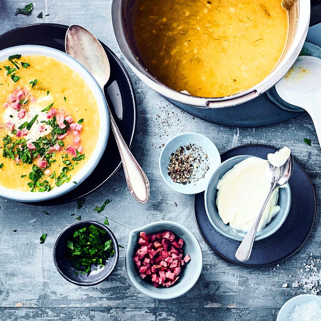 Eine klassische Kartoffelsuppe lässt sich ganz einfach und schnell mit dem Thermomix® herstellen. Einfach ausprobieren!
