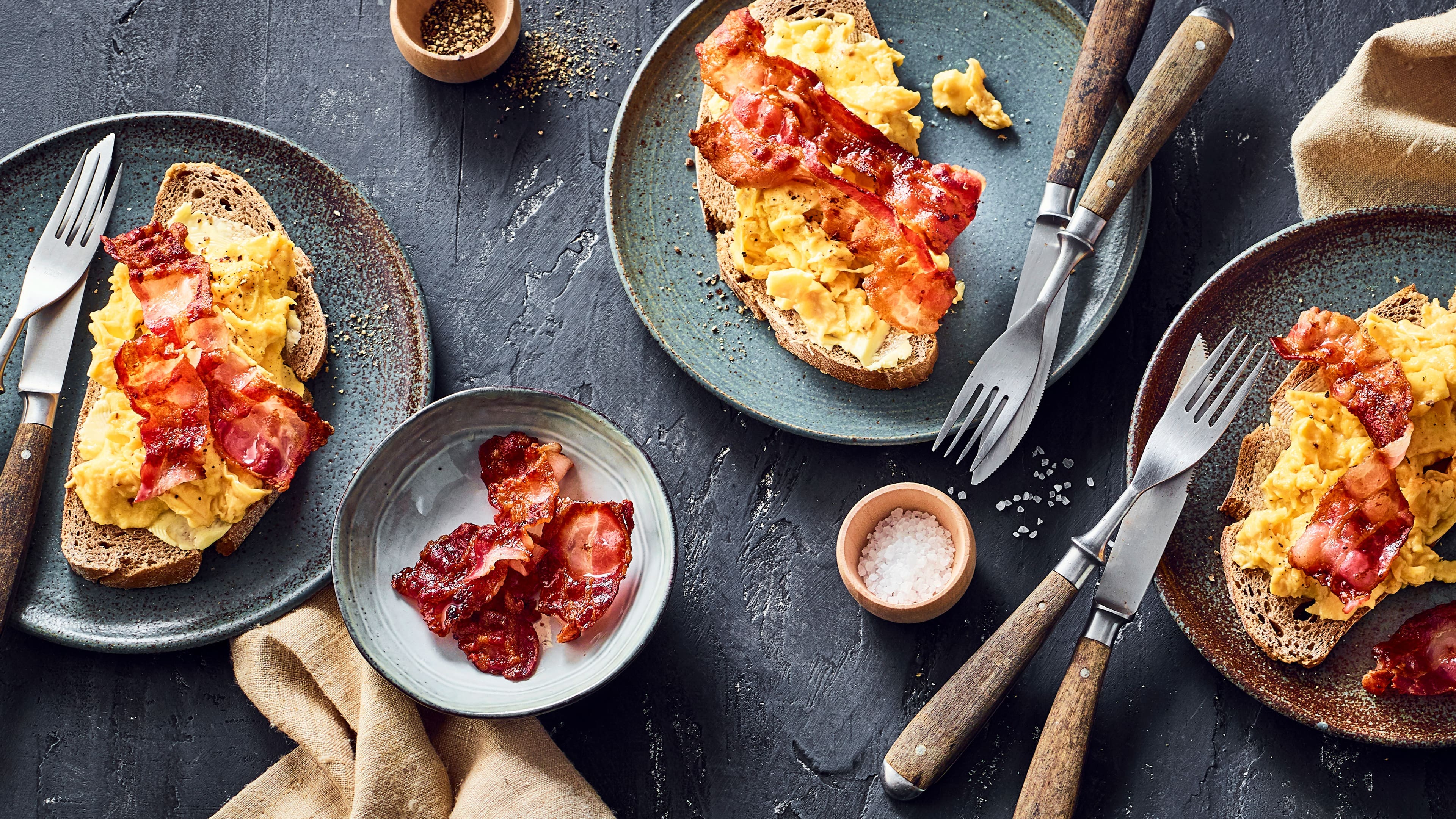 Rührei mit Speck Mit dem Duft von frischem Rührei und kross gebratenem Speck locken Sie garantiert alle an den Frühstückstisch. Guten Appetit!