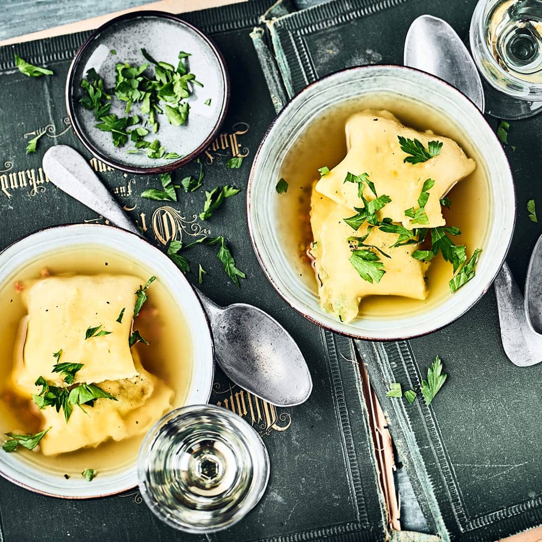 Fleischloser Genuss ist auch bei Maultaschen möglich: Machen Sie die kleine Teiglinge doch am besten selber und füllen Sie sie mit einer Kartoffel-Spinat-Champignon-Masse.