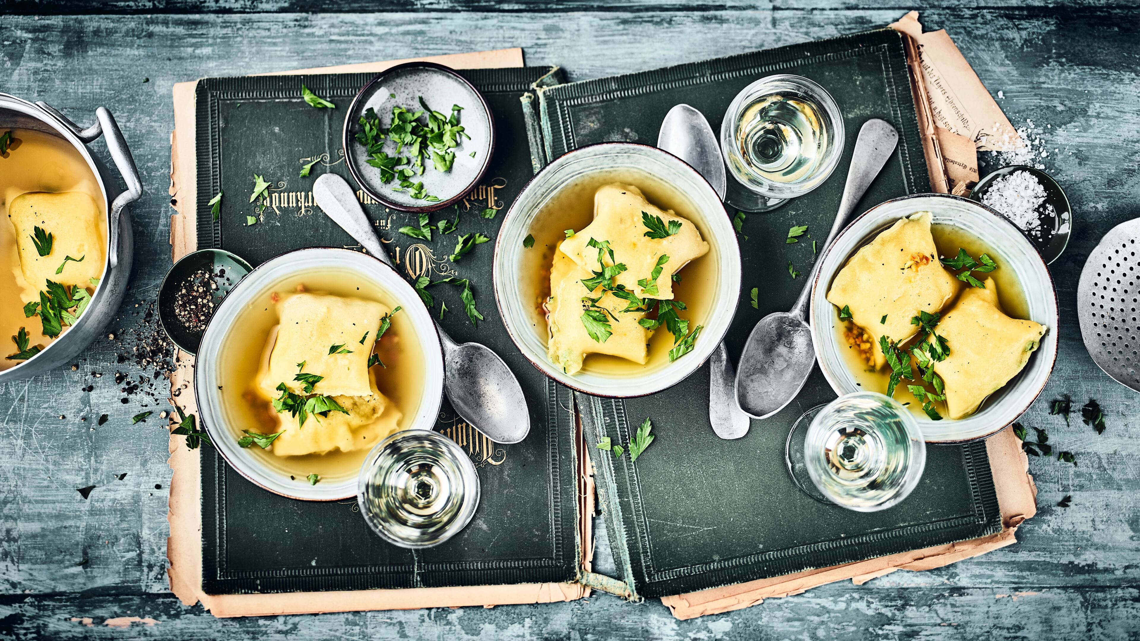 Vegane Maultaschen Fleischloser Genuss ist auch bei Maultaschen möglich: Machen Sie die kleine Teiglinge doch am besten selber und füllen Sie sie mit einer Kartoffel-Spinat-Champignon-Masse.