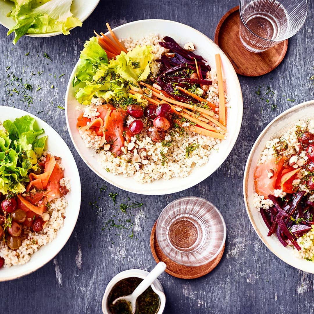 Pikant und lecker: Probieren Sie unser raffiniertes Rezept für Perlgraupensalat mit Räucherlachs, gehobelten Möhren und roter Bete an Senfdressing aus!