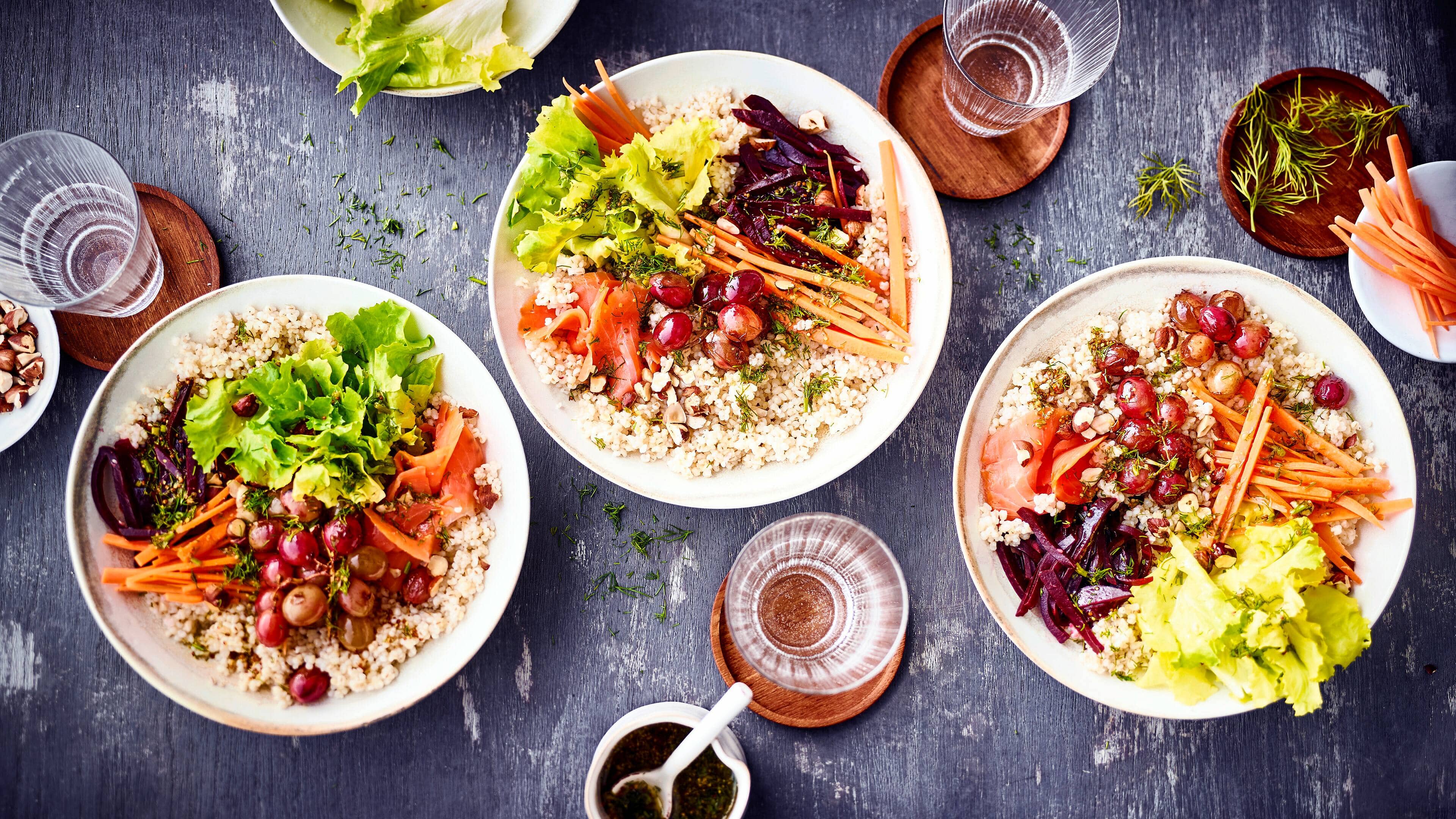 Perlgraupensalat Pikant und lecker: Probieren Sie unser raffiniertes Rezept für Perlgraupensalat mit Räucherlachs, gehobelten Möhren und roter Bete an Senfdressing aus!