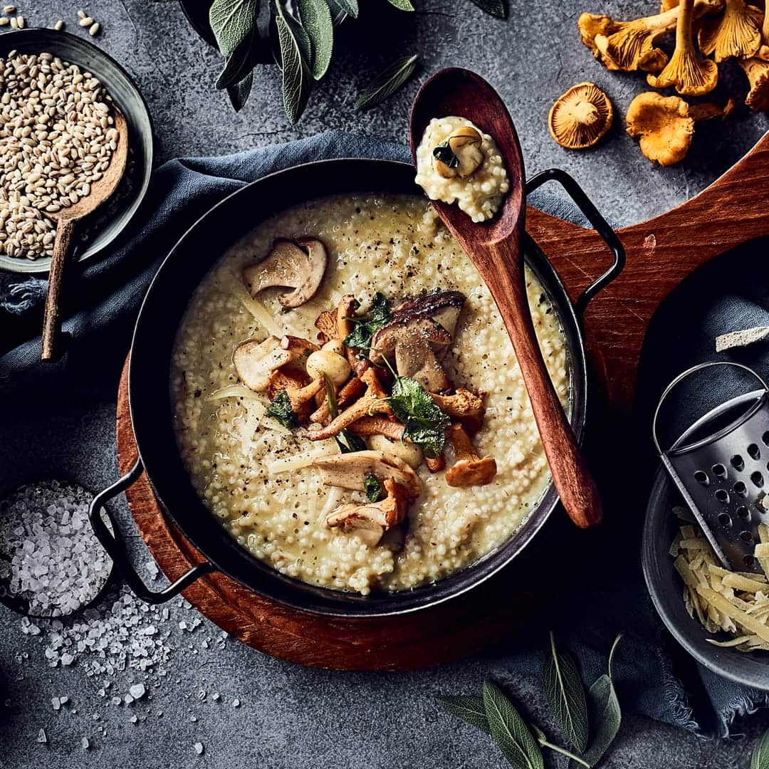 Wärmend und köstlich zugleich: Entdecken Sie unser Rezept für Graupenrisotto mit Pfifferlingen, Champignons und Steinpilzen!