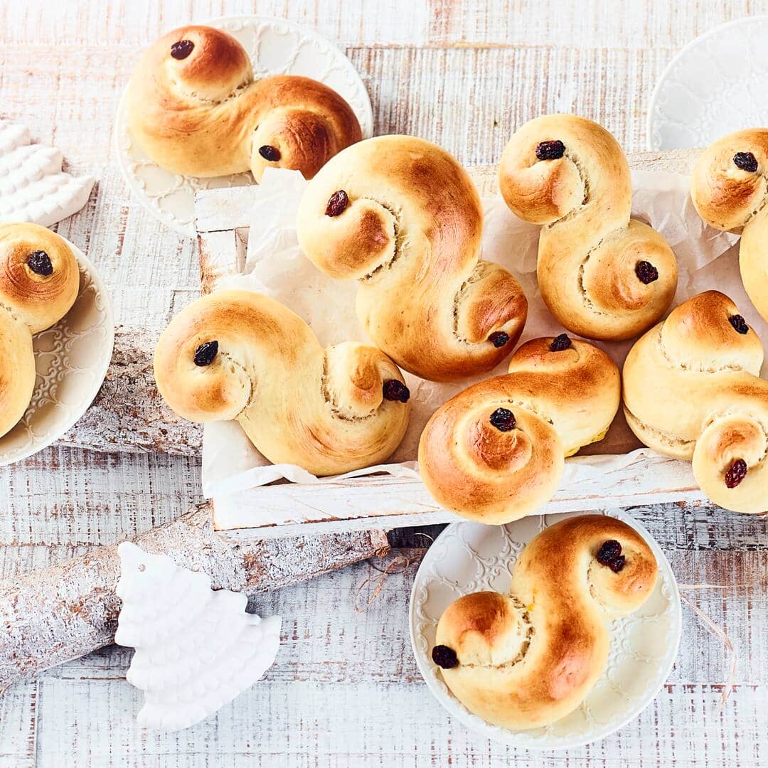 Die typisch gelbe Färbung erhält das schwedische Gebäck durch den Safran – Lussekatter werden dort traditionell zum Luciafest gebacken.