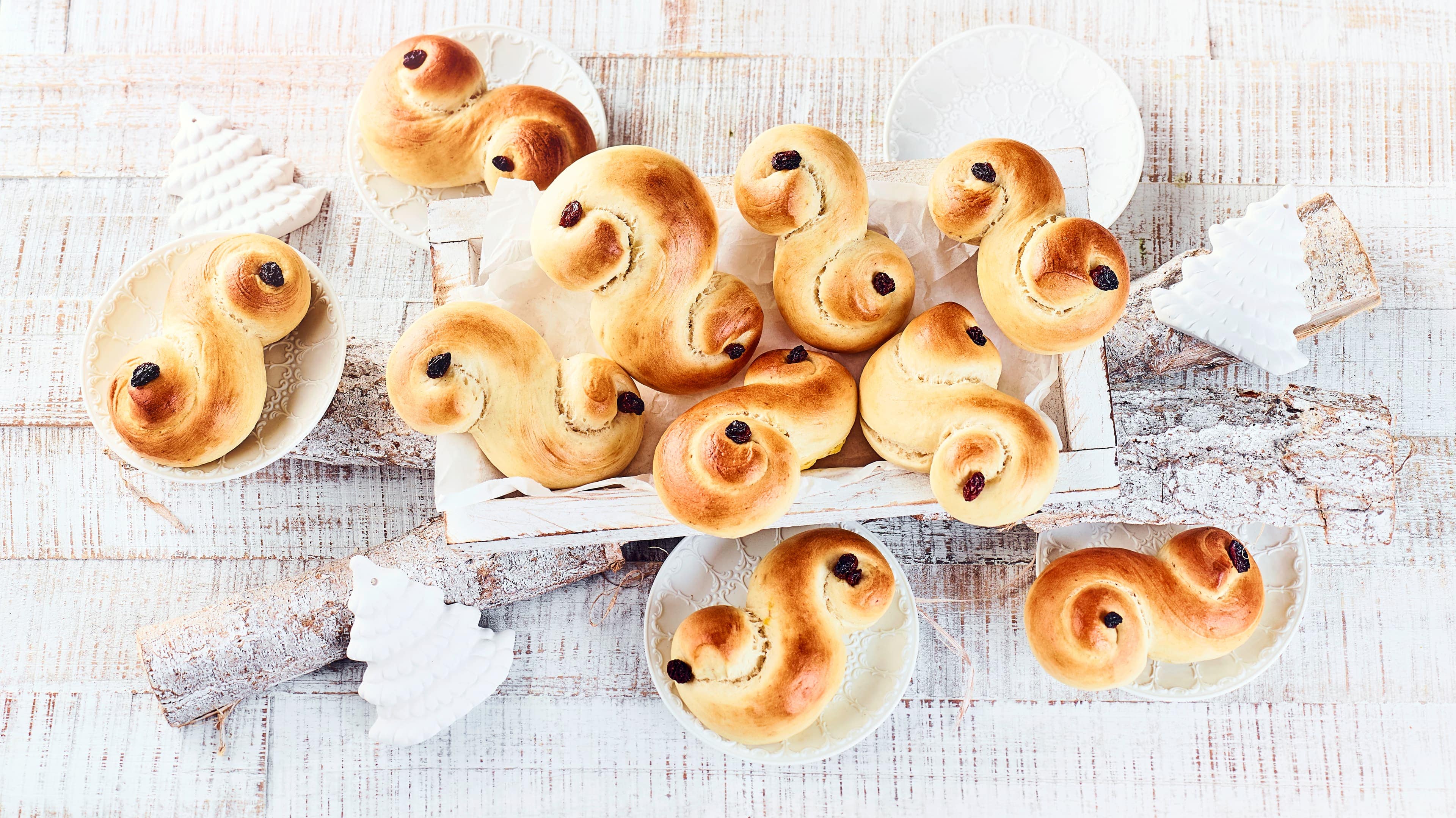 Lussekatter Die typisch gelbe Färbung erhält das schwedische Gebäck durch den Safran – Lussekatter werden dort traditionell zum Luciafest gebacken.