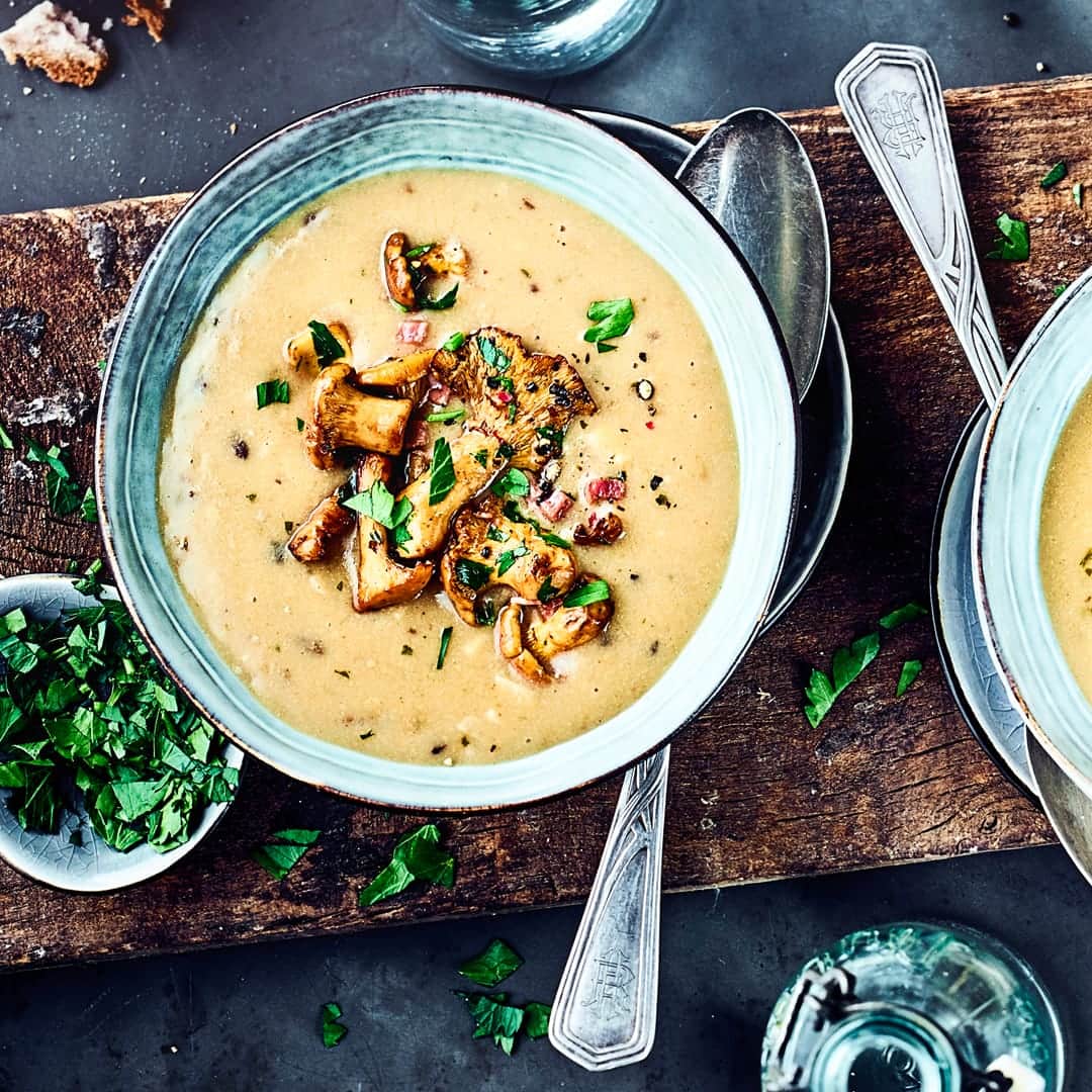 Herzhaft cremige Waldpilzsuppe mit Pfifferlingen und Schinkenwürfeln. Herbstlicher Suppen-Genuss mit raffiniertem Topping.