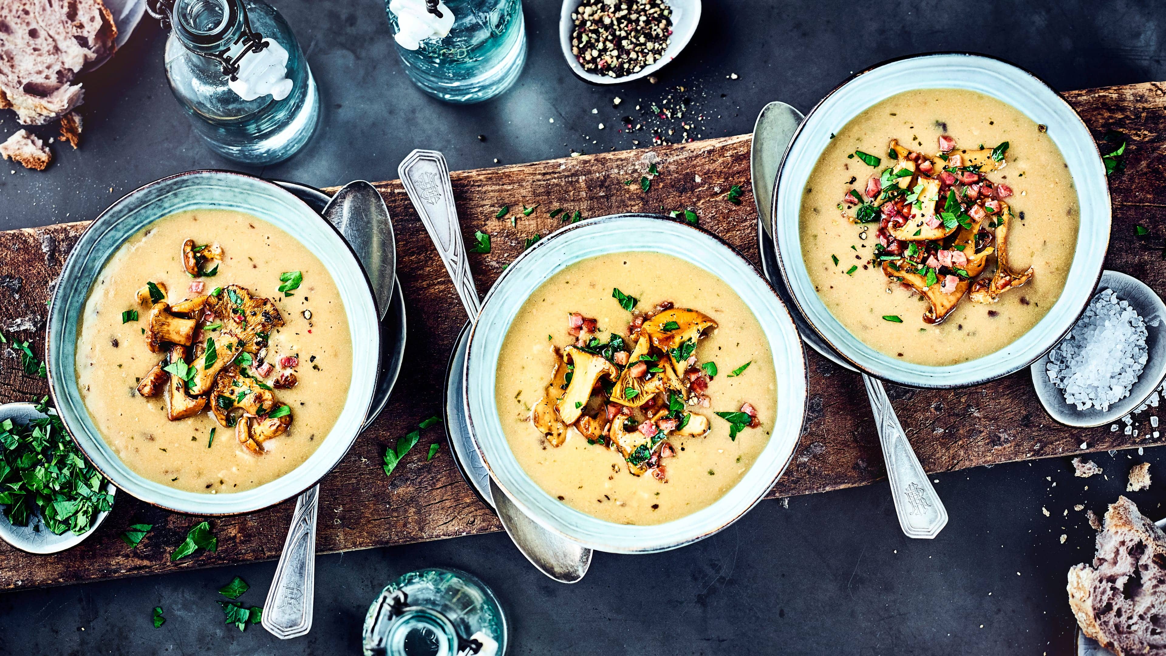 Waldpilzsuppe mit Pfifferling-Topping Herzhaft cremige Waldpilzsuppe mit Pfifferlingen und Schinkenwürfeln. Herbstlicher Suppen-Genuss mit raffiniertem Topping.