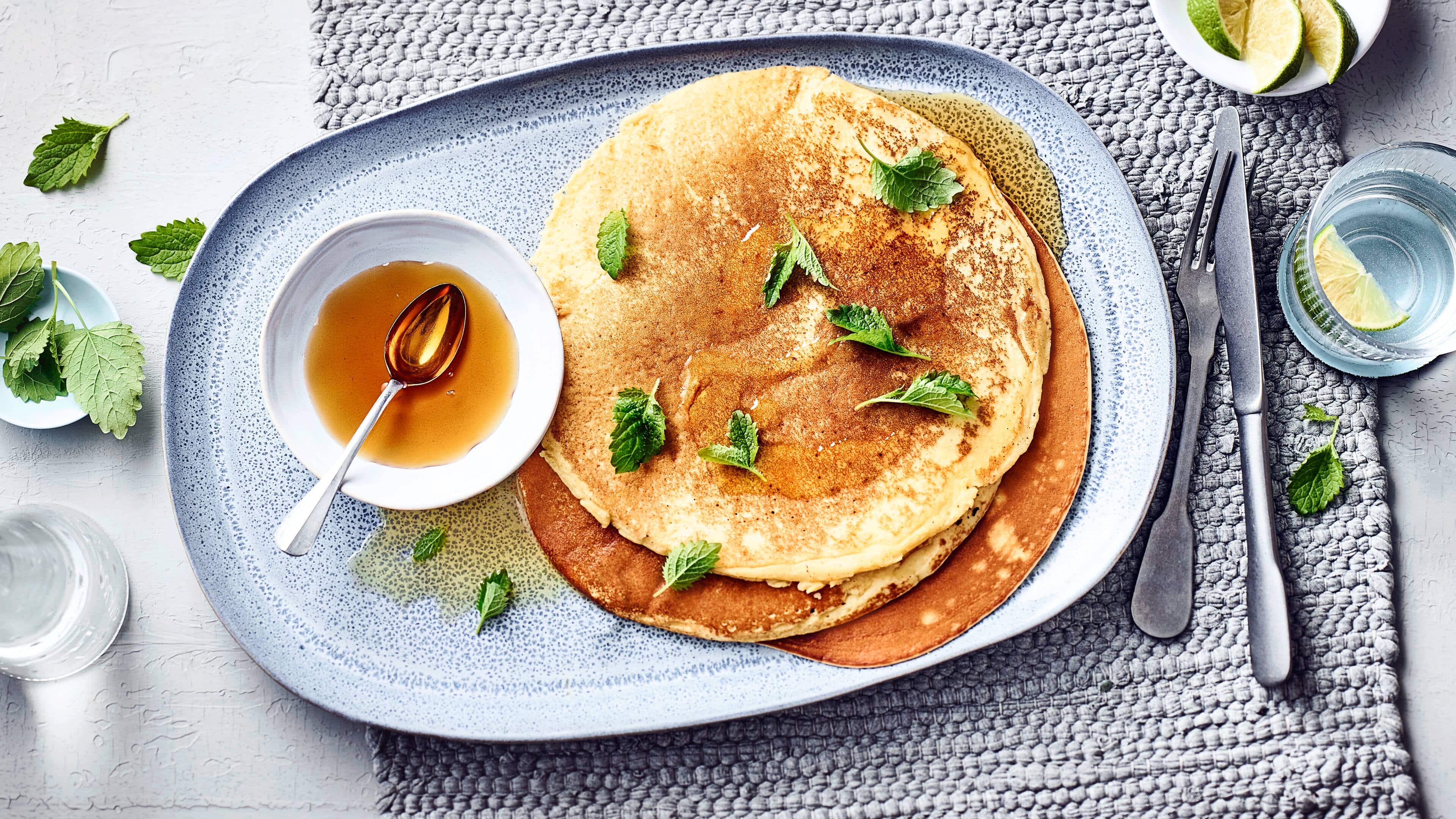 Low-Carb-Pfannkuchen Wir haben Lust auf süße Pfannkuchen und das auch noch mit wenig Kohlenhydraten. Sie können die leckeren Pfannkuchen aber natürlich auch herzhaft belegen und genießen.