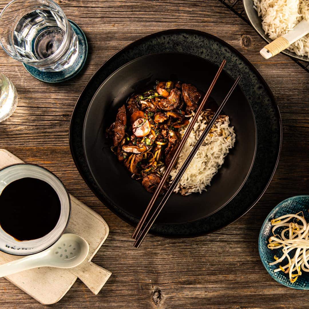 Allerlei verschiedenes Gemüse, feine Streifen von Fleisch und kräftige Soßen sind Bestandteil eines leckeren Chop Suey. Einfach einmal ausprobieren!