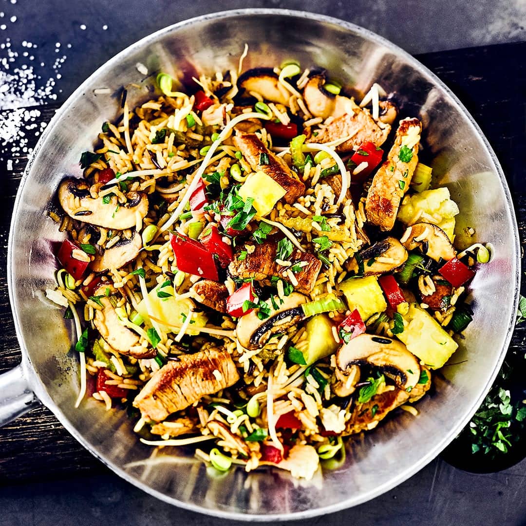 Das Kochen mit dem Wok geht blitzschnell und zaubert leckere Gerichte auf den Tisch. Probieren Sie unsere Wokpfanne mit knackigem Gemüse und Schweinefleisch – so macht die Asia-Küche Spaß!