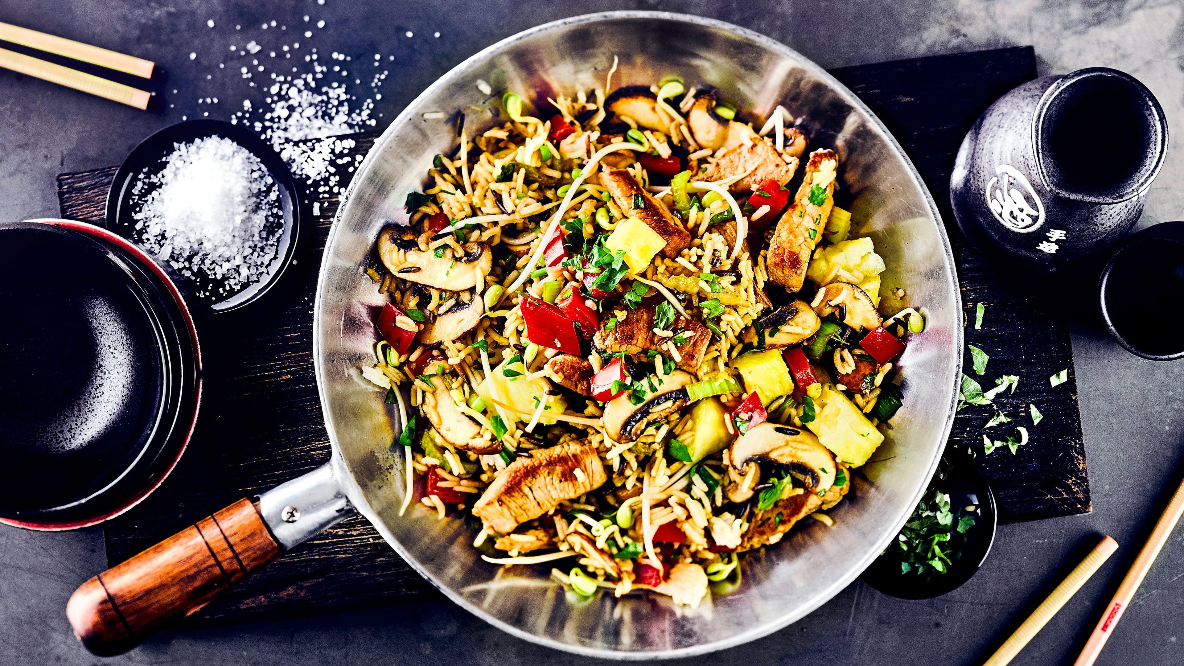 Wokpfanne Das Kochen mit dem Wok geht blitzschnell und zaubert leckere Gerichte auf den Tisch. Probieren Sie unsere Wokpfanne mit knackigem Gemüse und Schweinefleisch – so macht die Asia-Küche Spaß!