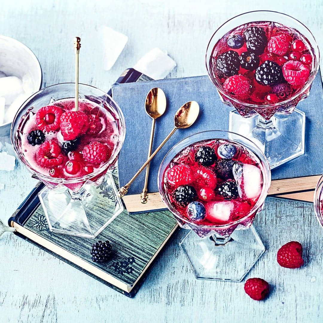 Unser Beerenbowle-Rezept ist die passende Idee für laue Sommerabende. Es bedarf nur fünf Minuten Zeit für die Zubereitung, am besten sind natürlich frische Beeren, alternativ sind Tiefkühlbeeren auch in Ordnung.