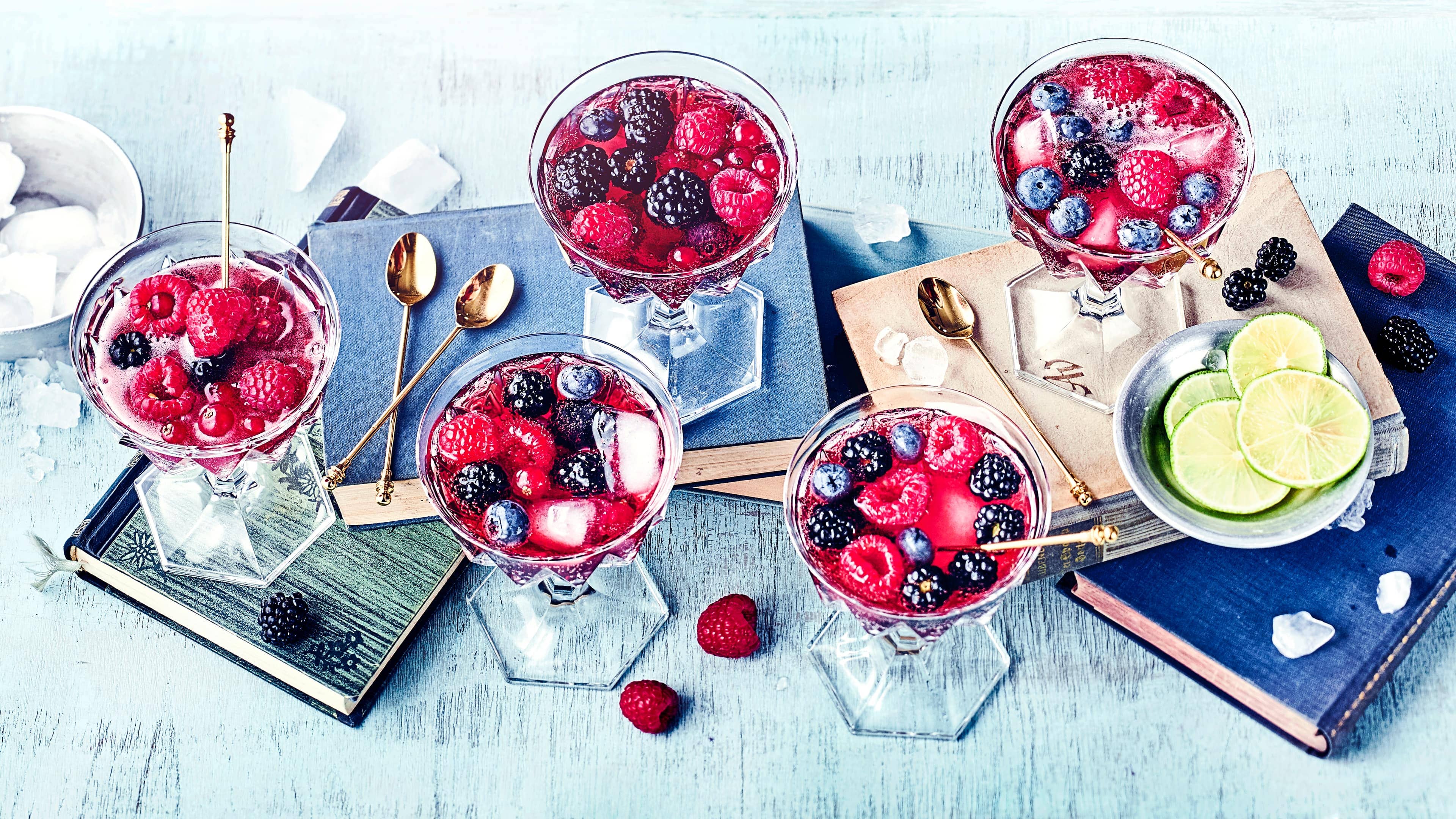 Beerenbowle Unser Beerenbowle-Rezept ist die passende Idee für laue Sommerabende. Es bedarf nur fünf Minuten Zeit für die Zubereitung, am besten sind natürlich frische Beeren, alternativ sind Tiefkühlbeeren auch in Ordnung.