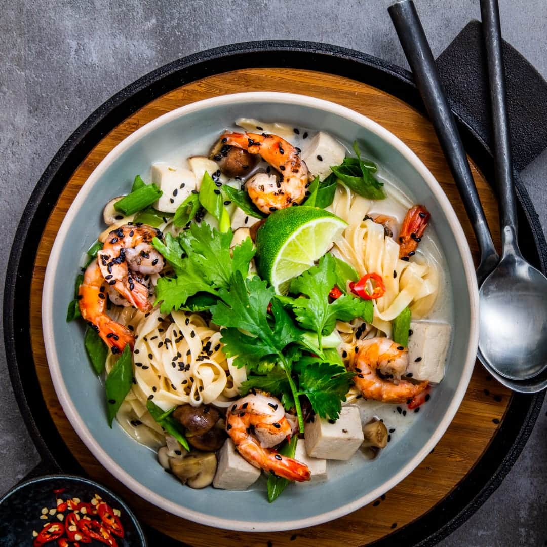 Frisches Gemüse und köstliche Aromen machen diese Kokosnuss-Suppe mit Scampi zu einem ganz besonderen Geschmackserlebnis.