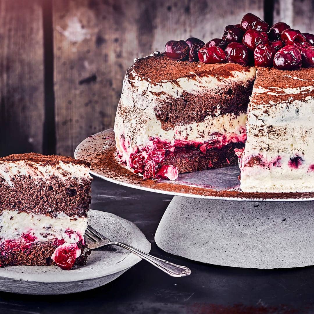 Schwarzwälder Kirschtorte mit lockerem Biskuitboden und Sahne ist ein Klassiker und schmeckt zu jeder Jahreszeit.