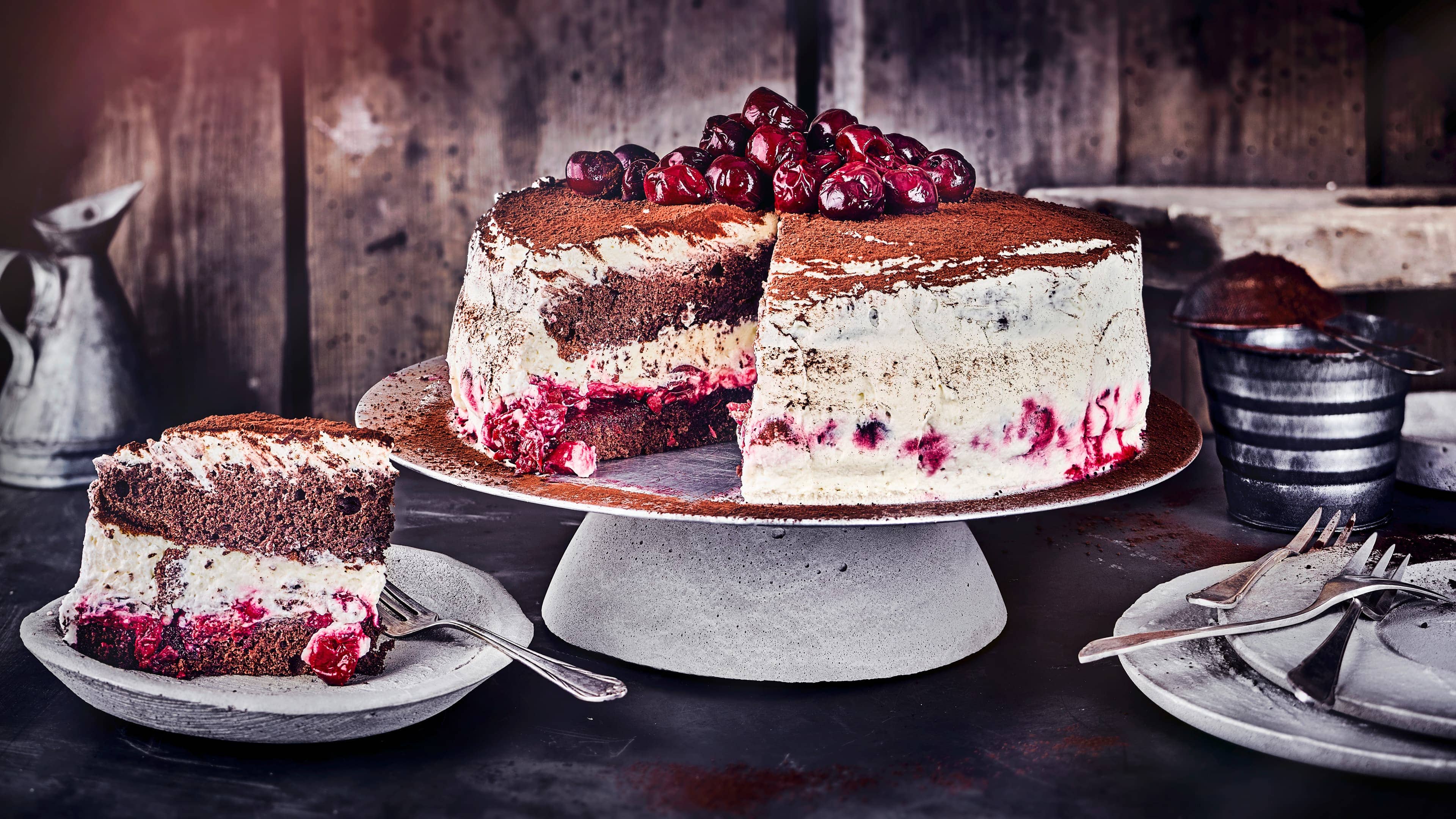 Schwarzwälder Kirschtorte Schwarzwälder Kirschtorte mit lockerem Biskuitboden und Sahne ist ein Klassiker und schmeckt zu jeder Jahreszeit.