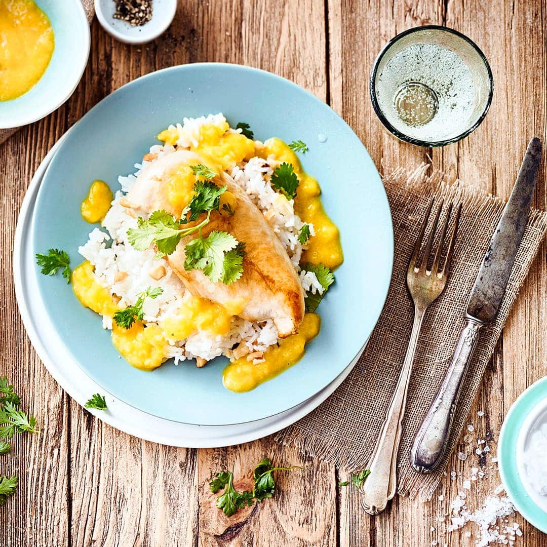 Unser Tipp für ein fruchtiges Gericht mit Geflügel: Probieren Sie unsere gebratene Hähnchenbrust an Erdnuss-Basmati-Reis mit einem erfrischenden Dip aus Mango, Orangensaft, Zimt und Koriander!