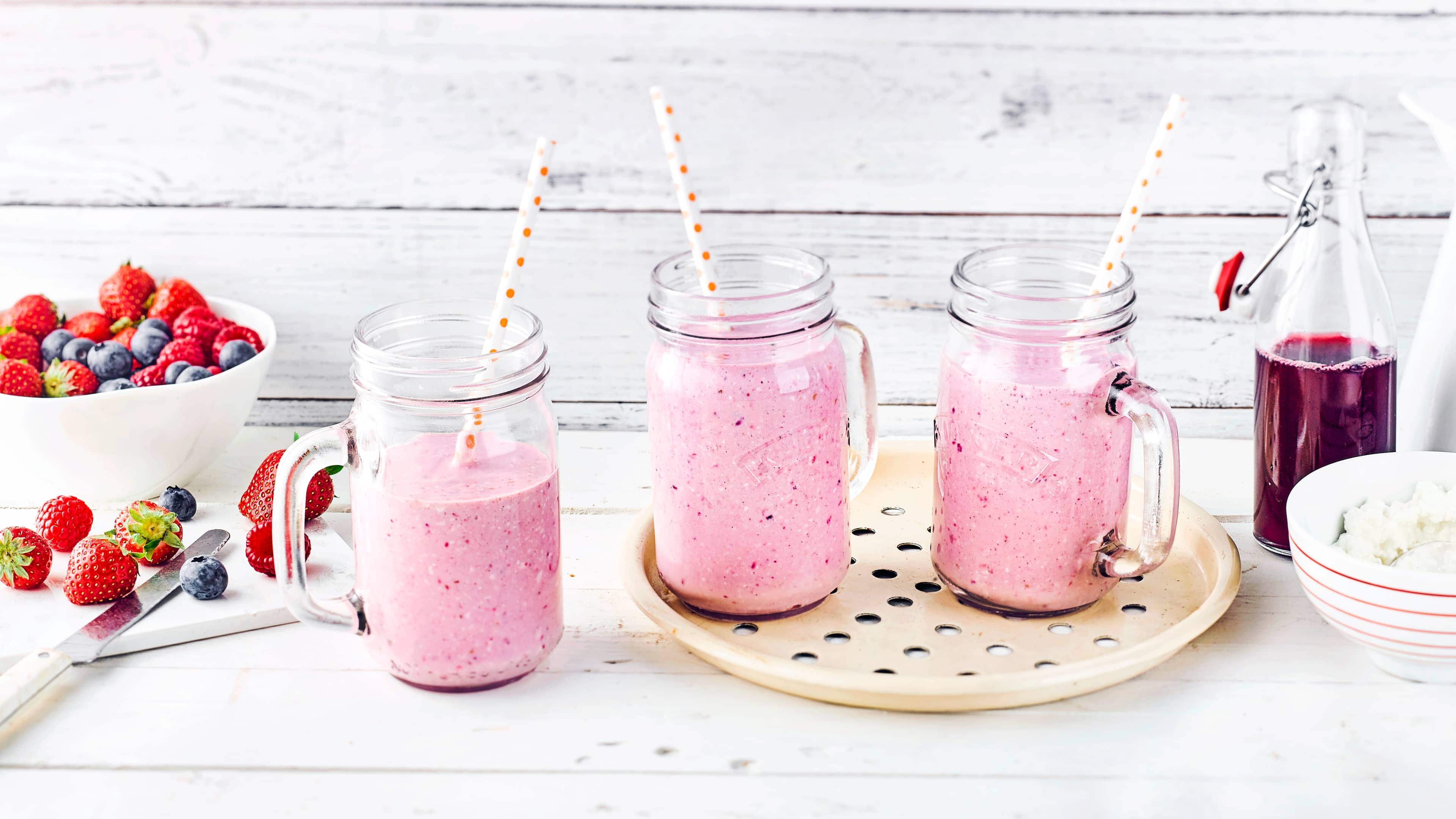 Vanille-Beeren-Eiweißdrink Eine traumhafte Kombination aus Vanille und Beeren, wir mixen das Ganze in einen Vanille-Beeren-Eiweißdrink, der nicht nur lecker schmeckt, sondern auch schon fast eine kleine Mahlzeit ersetzt.