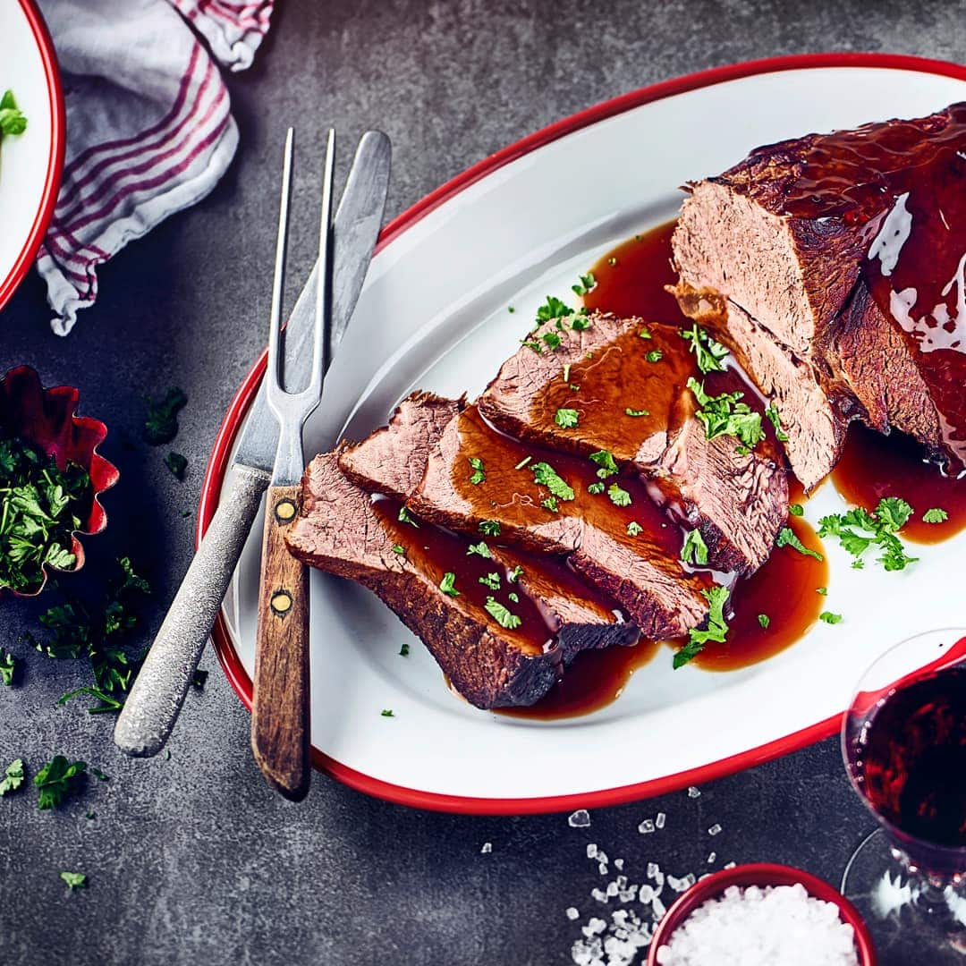 Verwöhnen Sie den Gaumen mit einem traditionellen Rezept der deutschen Küche: Bei EDEKA erfahren Sie alles über die richtige Zubereitung von Sauerbraten.