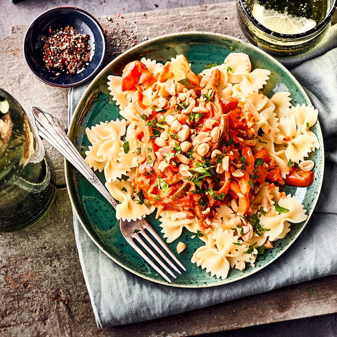 Mandelmus als Salatdressing? - Passt super! Probieren Sie unseren veganen und bunten Nudelsalat mit Paprika, Spitzkohl, frischen Kräutern und Mandelmus.