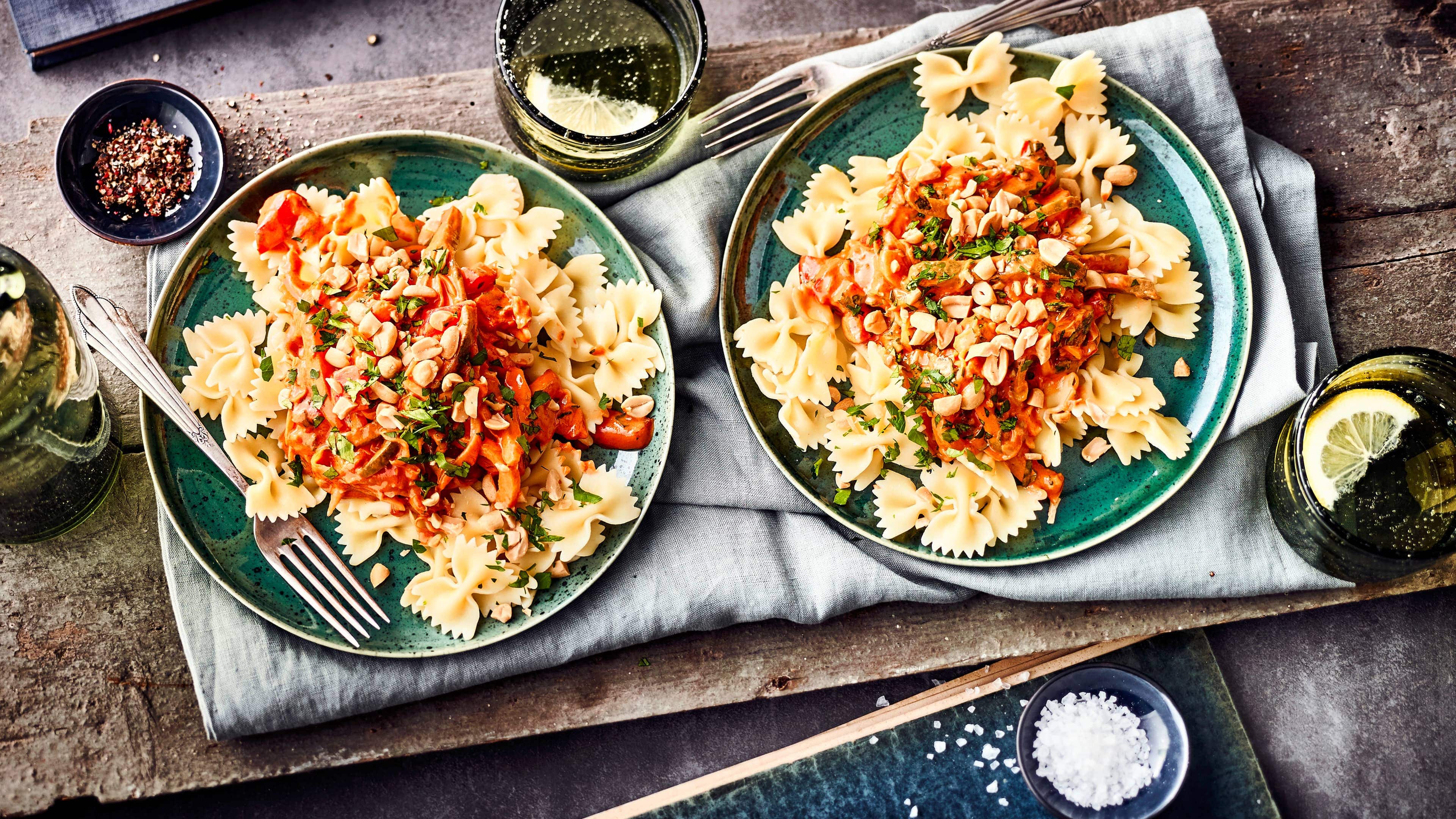 Nudelsalat mit Mandelmus Mandelmus als Salatdressing? - Passt super! Probieren Sie unseren veganen und bunten Nudelsalat mit Paprika, Spitzkohl, frischen Kräutern und Mandelmus.